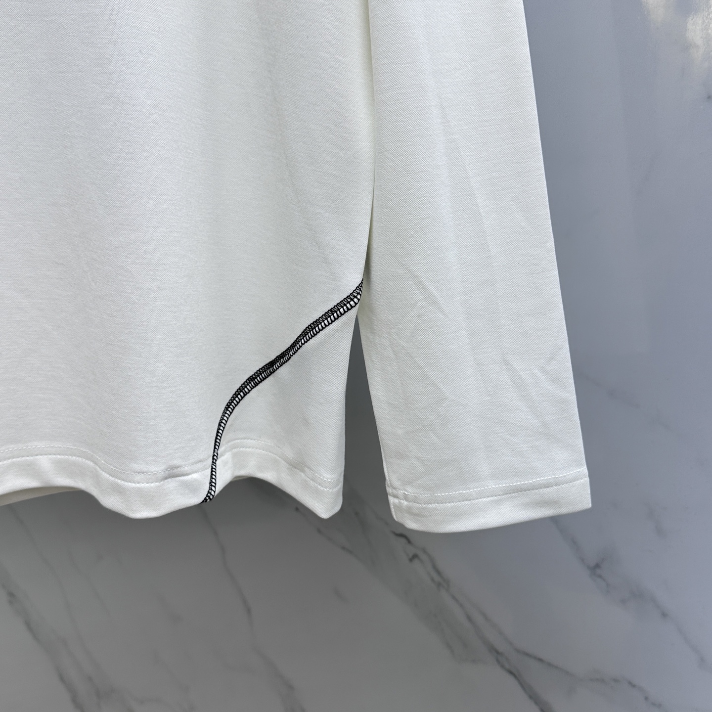  🆕alo  2025SS秋季新款棉质长袖 T 恤，以当季色调传递典雅韵味，成就日常搭配佳选。胸前log