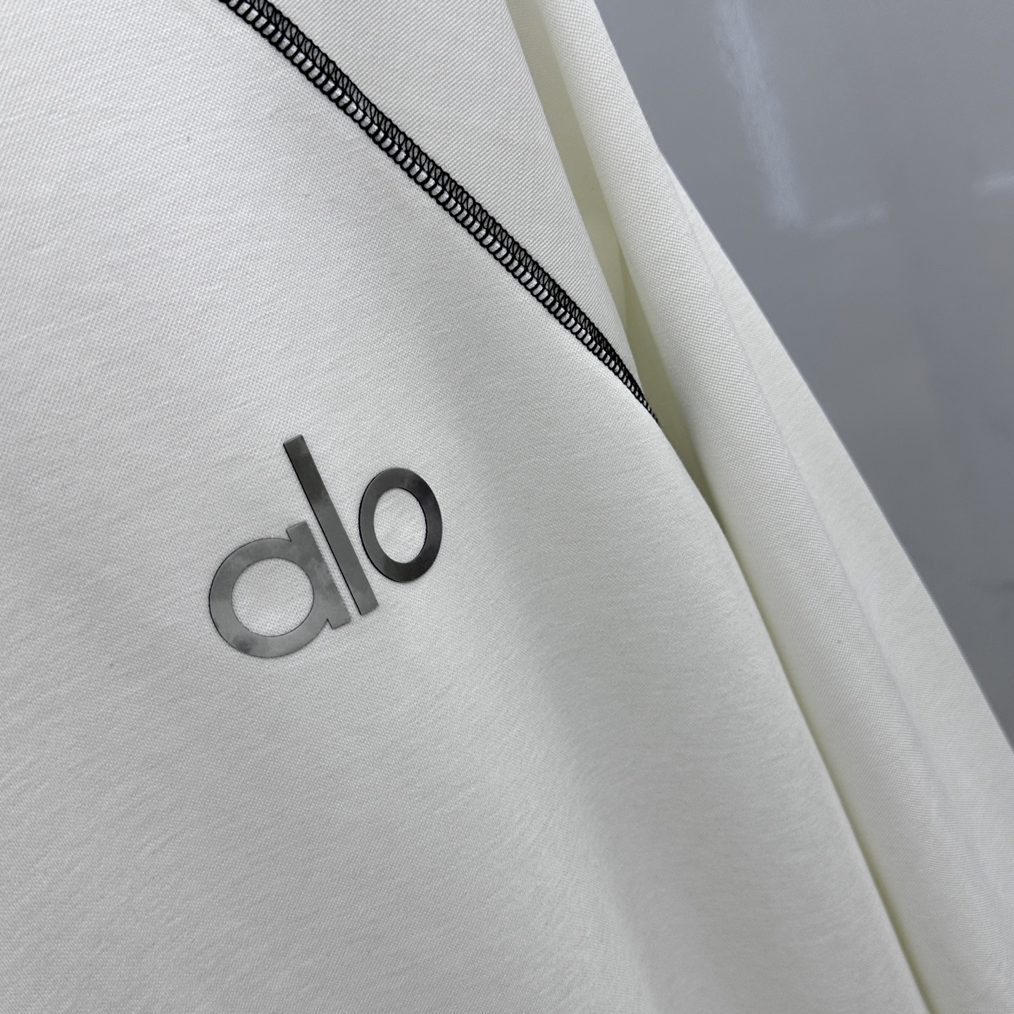  🆕alo  2025SS秋季新款棉质长袖 T 恤，以当季色调传递典雅韵味，成就日常搭配佳选。胸前log