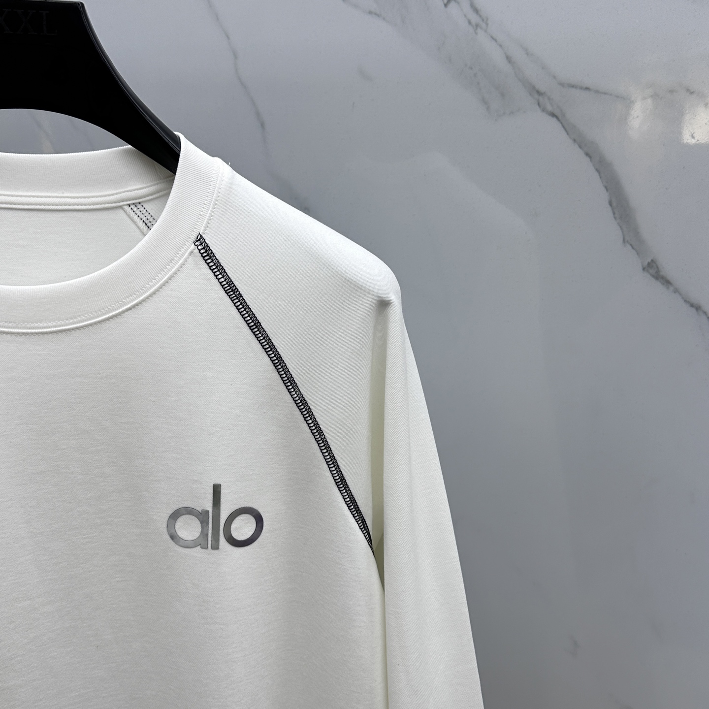  🆕alo  2025SS秋季新款棉质长袖 T 恤，以当季色调传递典雅韵味，成就日常搭配佳选。胸前log