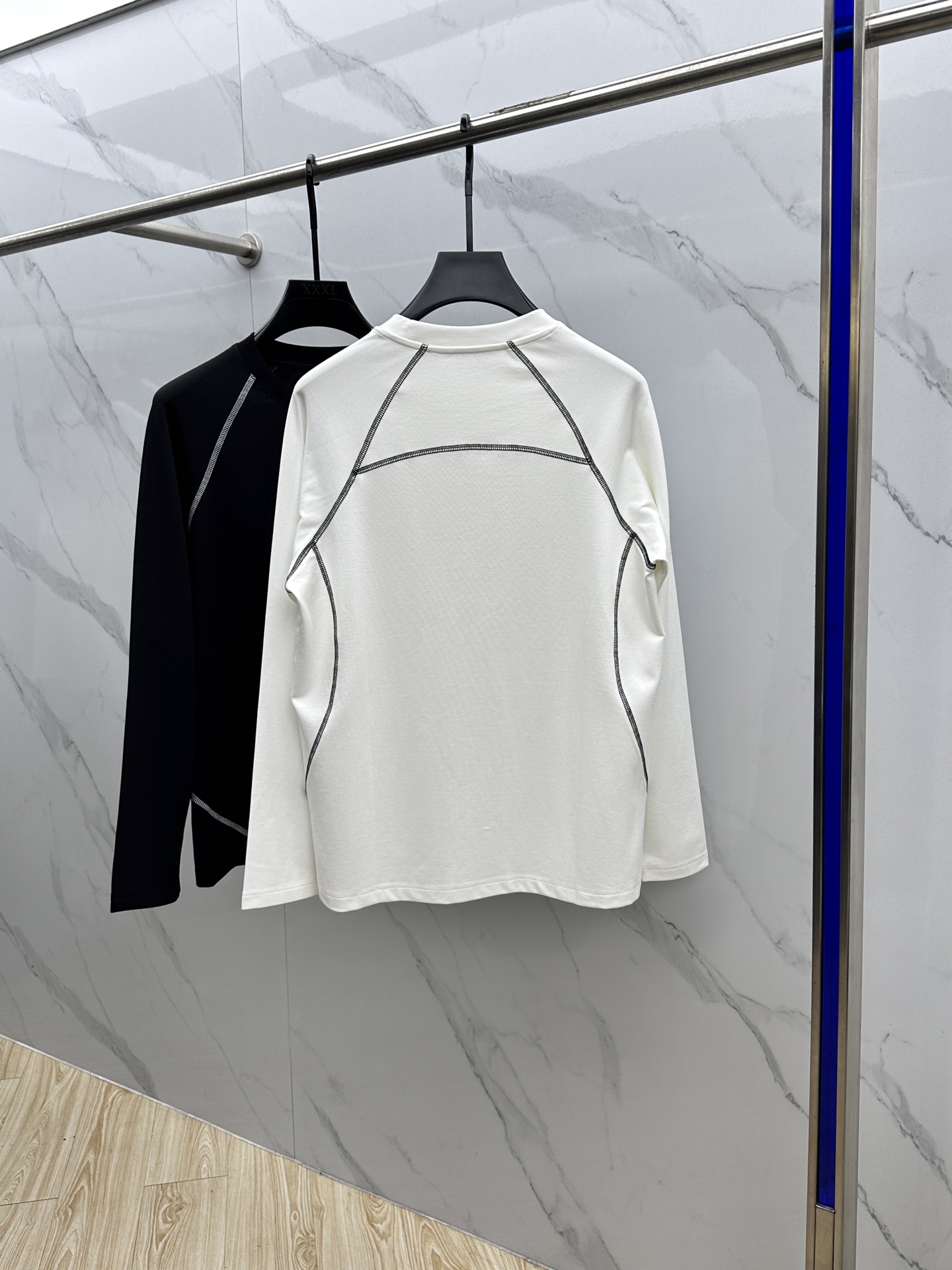  🆕alo  2025SS秋季新款棉质长袖 T 恤，以当季色调传递典雅韵味，成就日常搭配佳选。胸前log