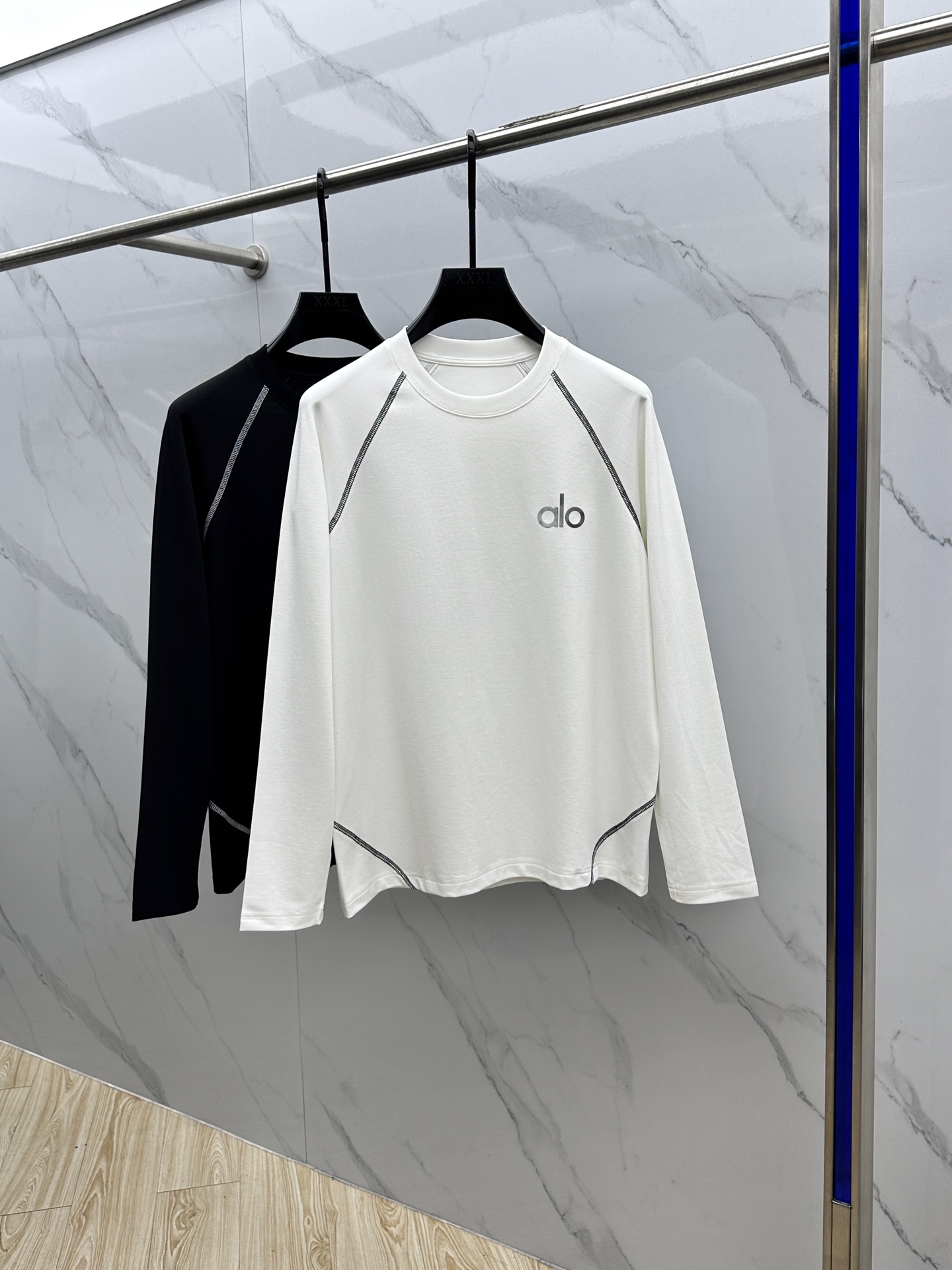  🆕alo  2025SS秋季新款棉质长袖 T 恤，以当季色调传递典雅韵味，成就日常搭配佳选。胸前log