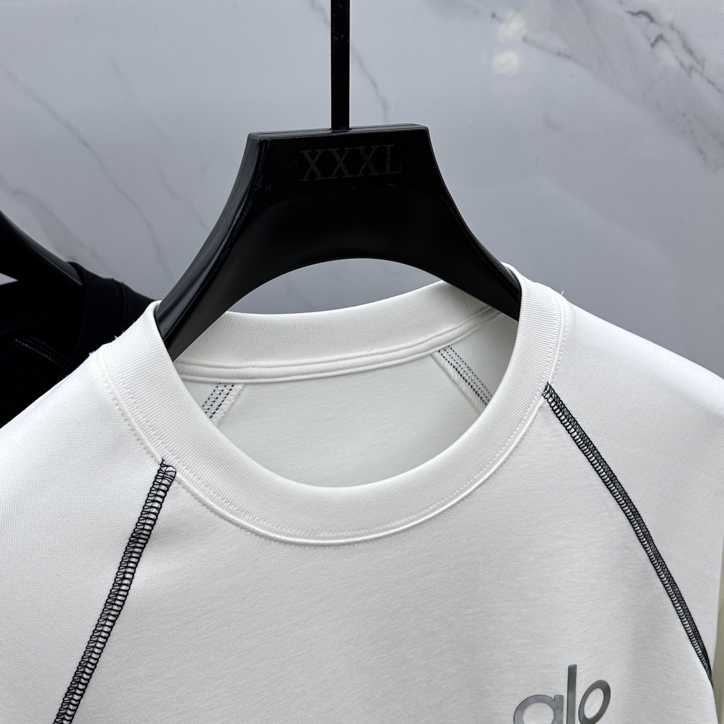  🆕alo  2025SS秋季新款棉质长袖 T 恤，以当季色调传递典雅韵味，成就日常搭配佳选。胸前log