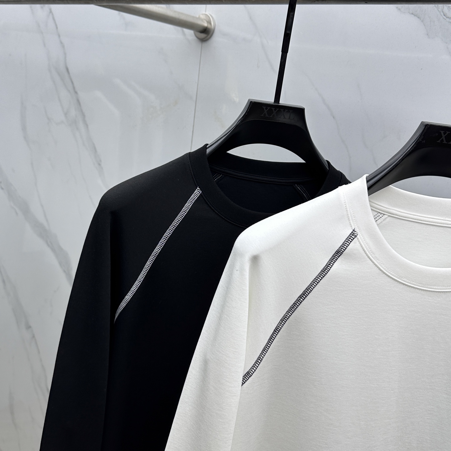  🆕alo  2025SS秋季新款棉质长袖 T 恤，以当季色调传递典雅韵味，成就日常搭配佳选。胸前log