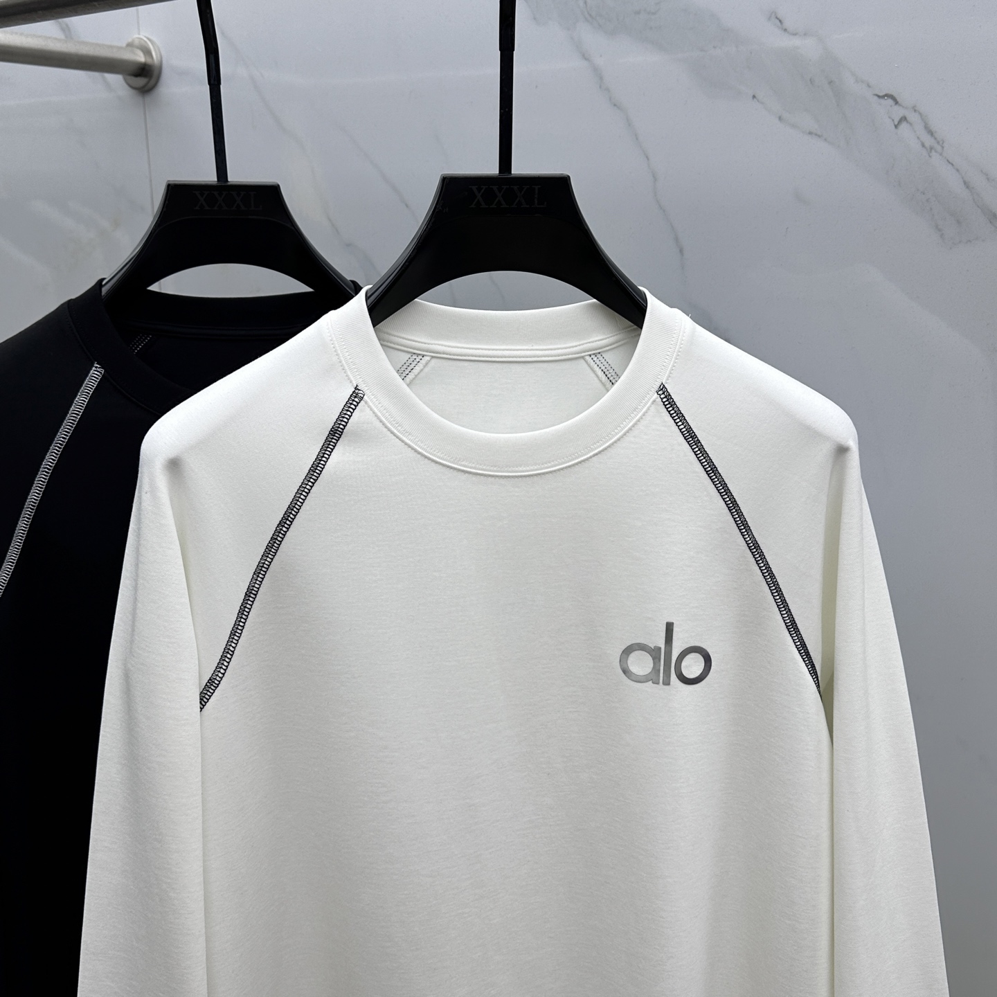  🆕alo  2025SS秋季新款棉质长袖 T 恤，以当季色调传递典雅韵味，成就日常搭配佳选。胸前log