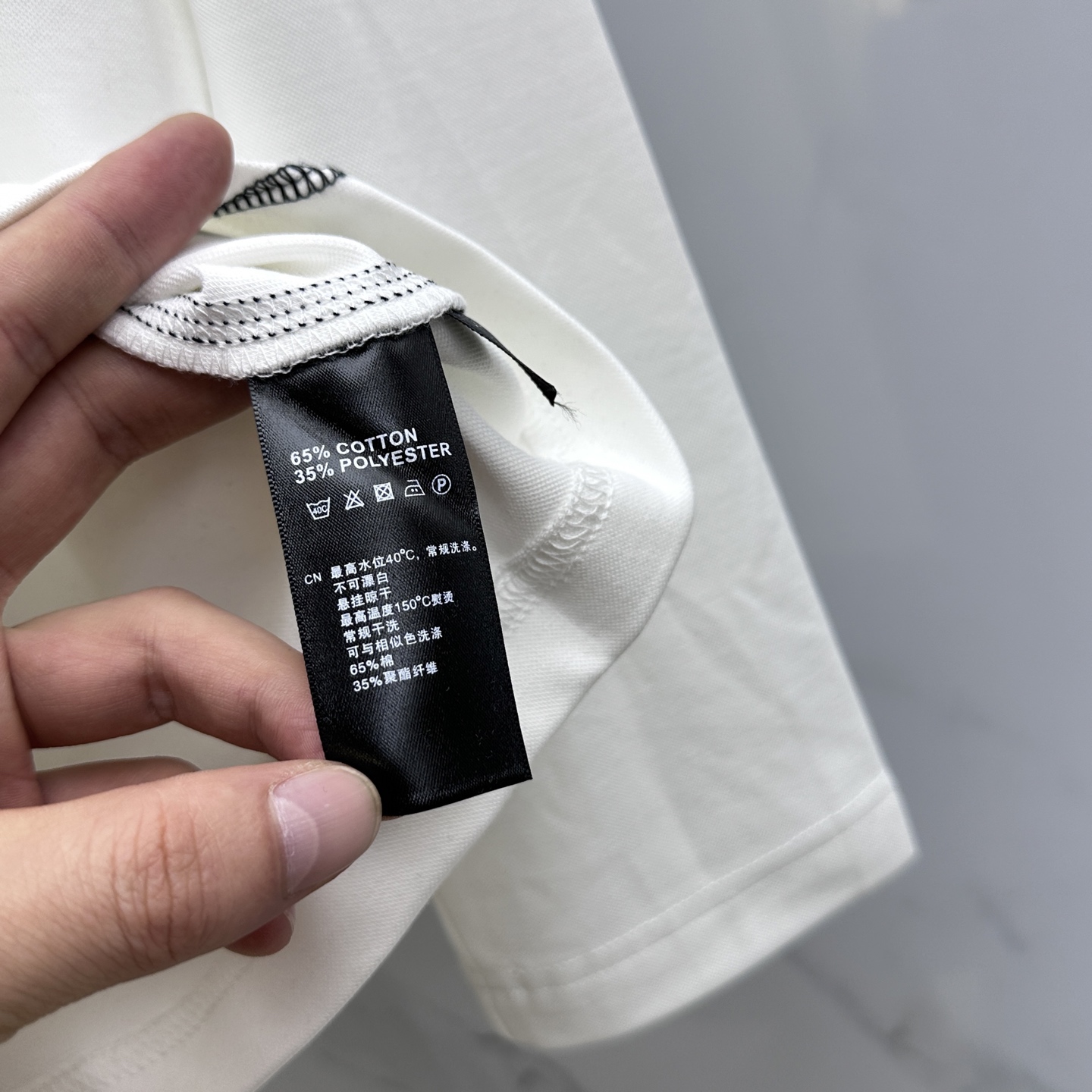  🆕alo  2025SS秋季新款棉质长袖 T 恤，以当季色调传递典雅韵味，成就日常搭配佳选。胸前log