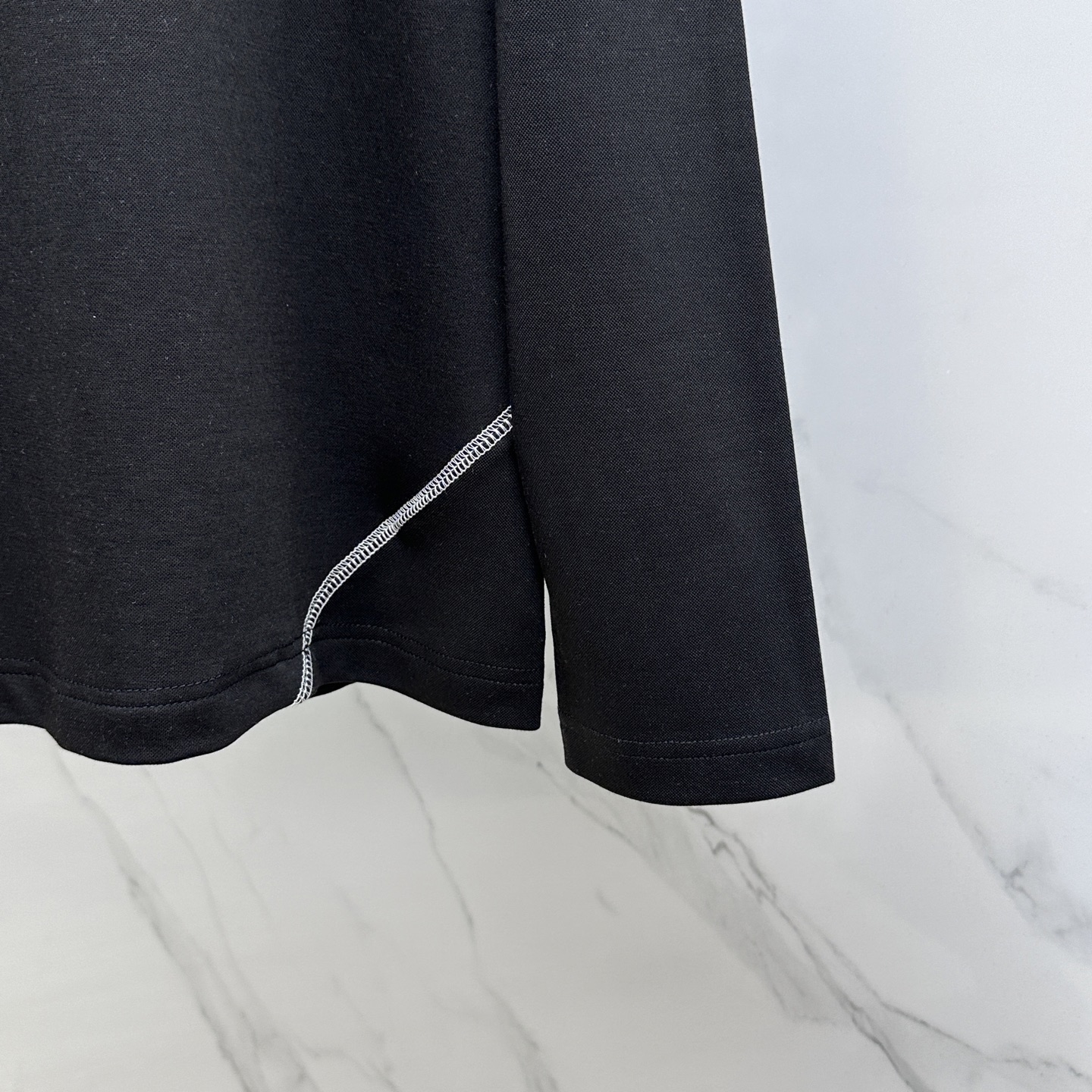  🆕alo  2025SS秋季新款棉质长袖 T 恤，以当季色调传递典雅韵味，成就日常搭配佳选。胸前log