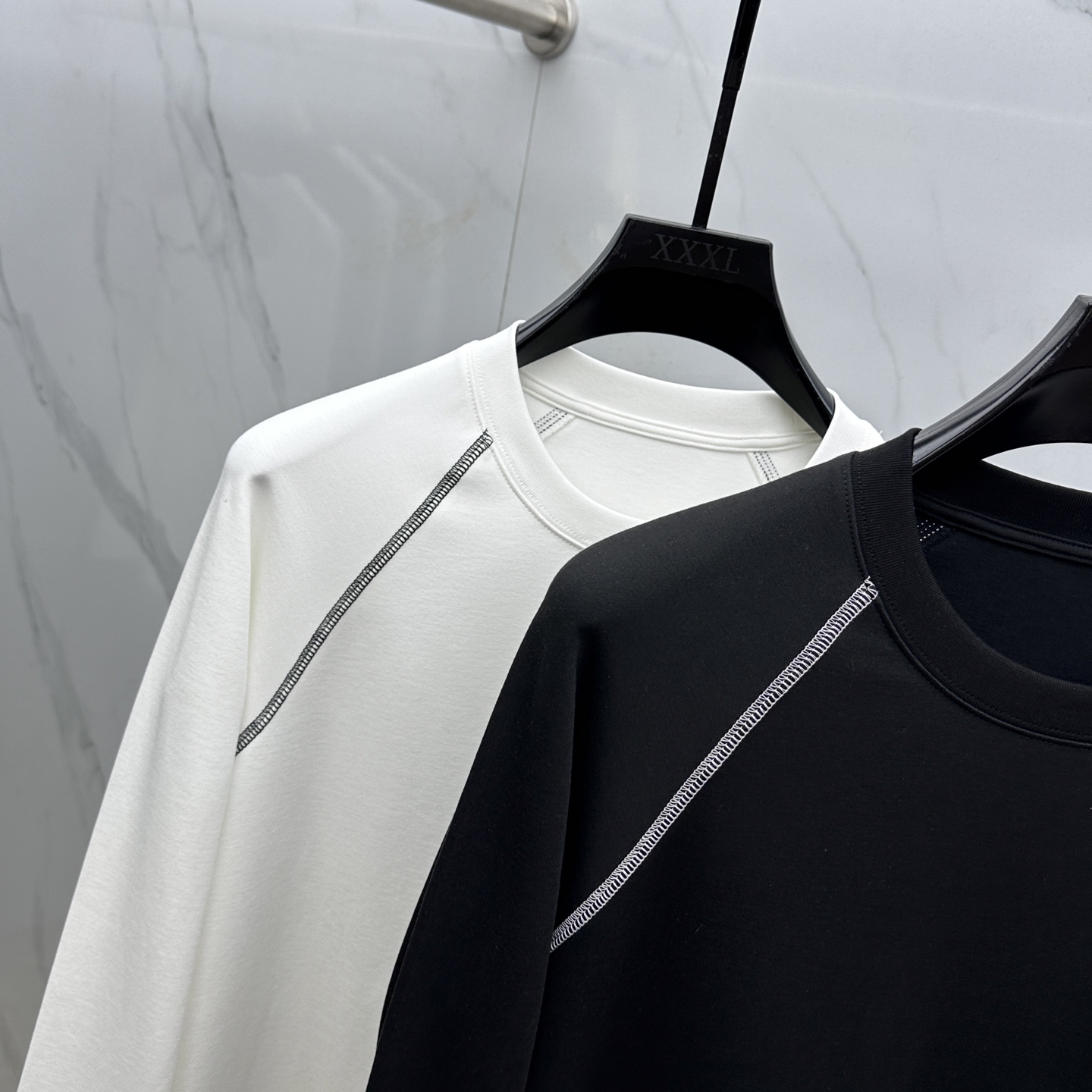  🆕alo  2025SS秋季新款棉质长袖 T 恤，以当季色调传递典雅韵味，成就日常搭配佳选。胸前log