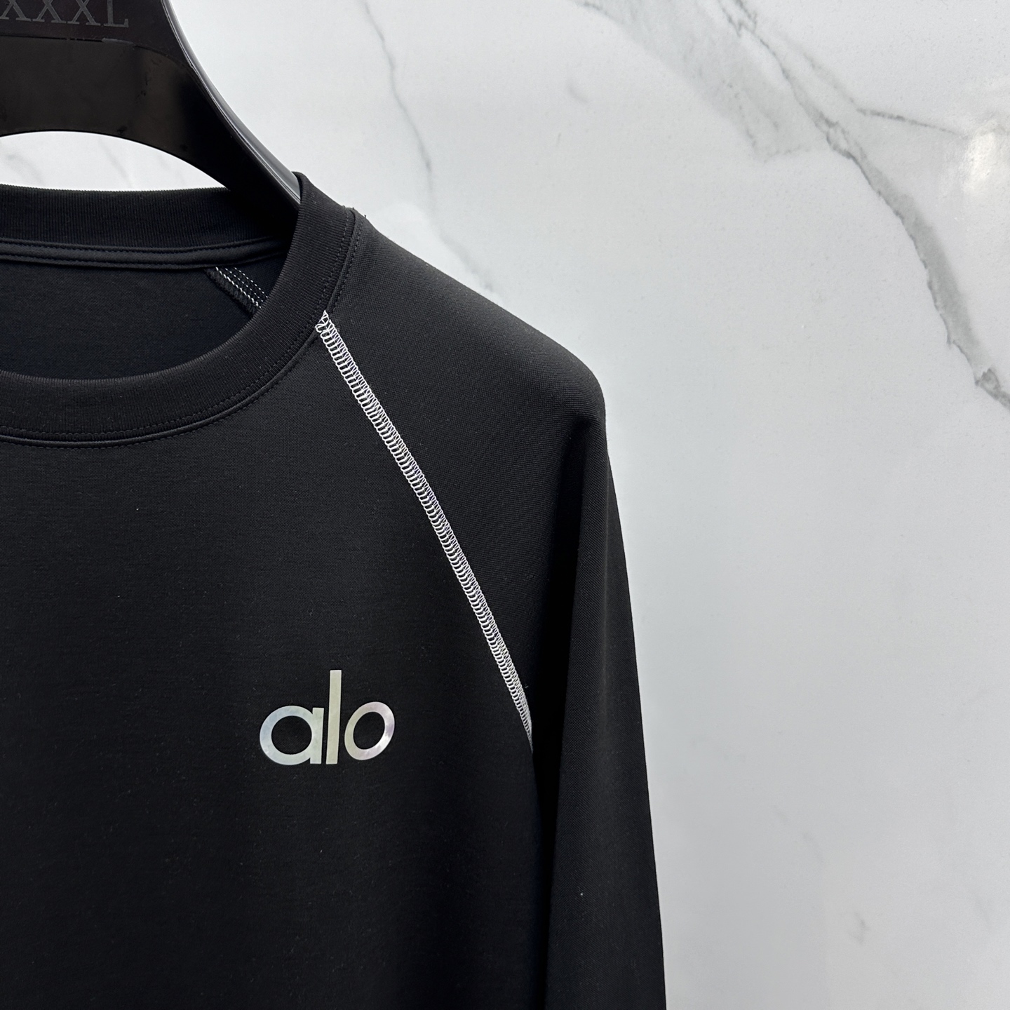  🆕alo  2025SS秋季新款棉质长袖 T 恤，以当季色调传递典雅韵味，成就日常搭配佳选。胸前log