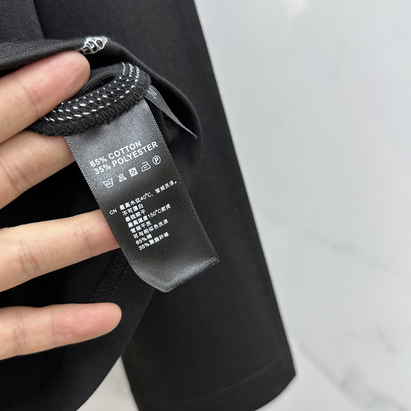  🆕alo  2025SS秋季新款棉质长袖 T 恤，以当季色调传递典雅韵味，成就日常搭配佳选。胸前log