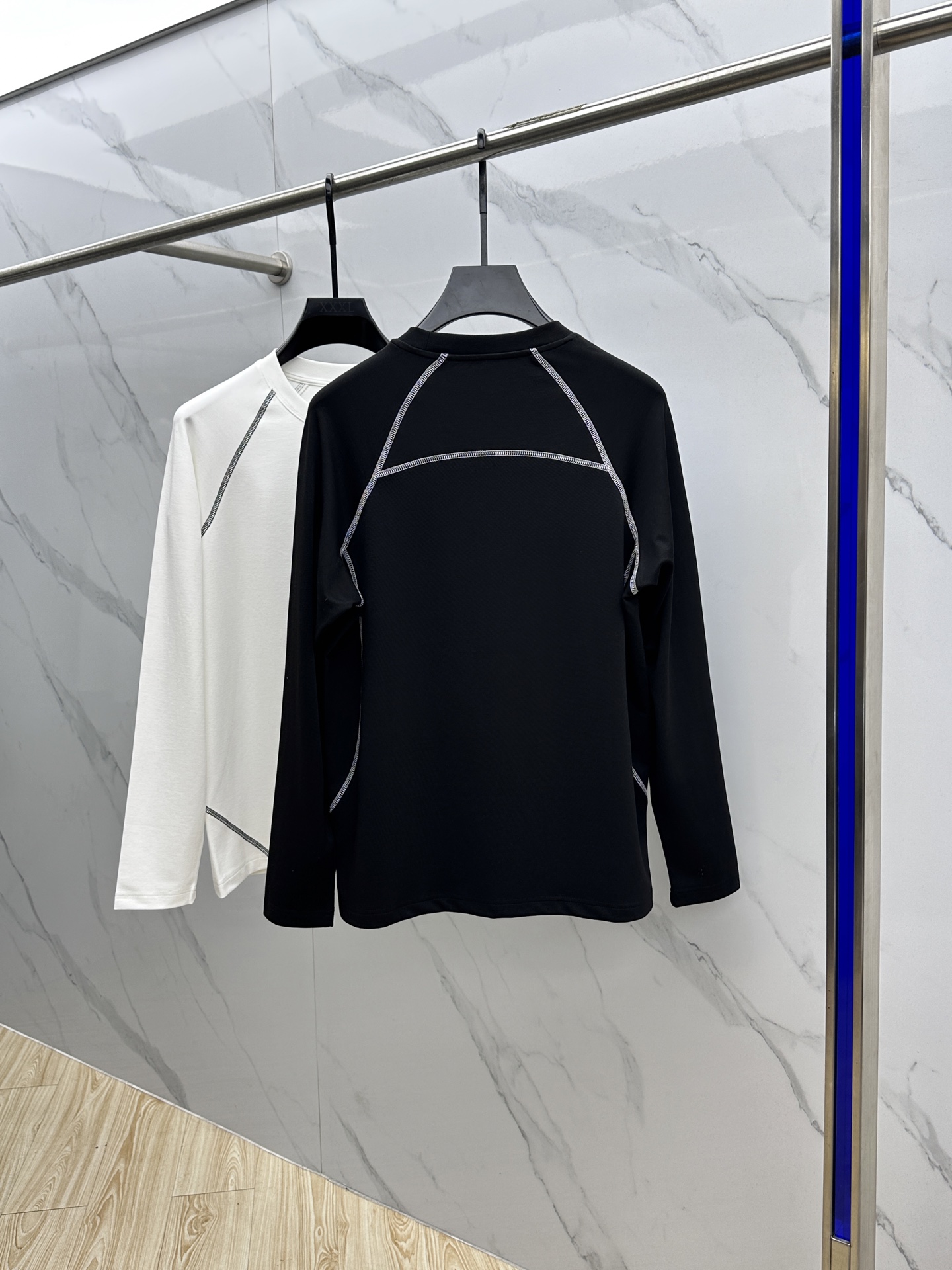  🆕alo  2025SS秋季新款棉质长袖 T 恤，以当季色调传递典雅韵味，成就日常搭配佳选。胸前log