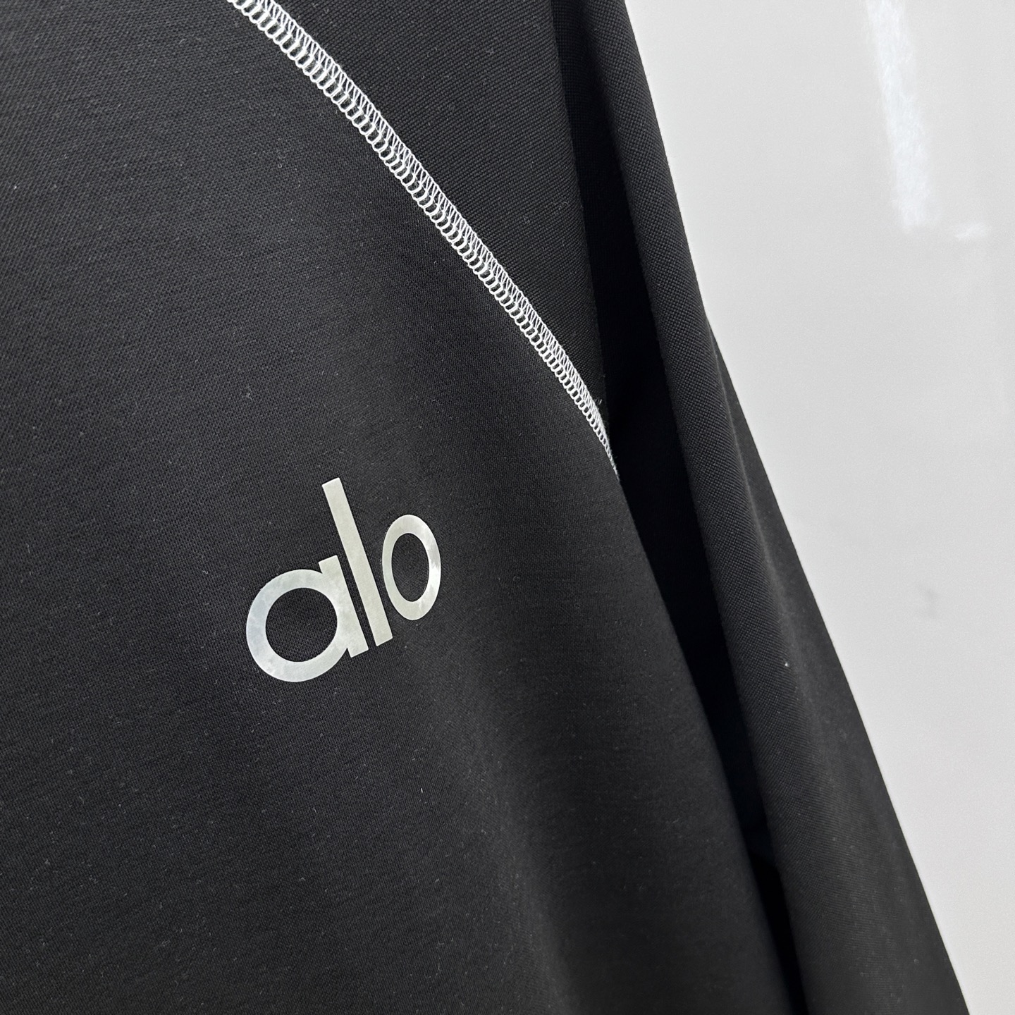  🆕alo  2025SS秋季新款棉质长袖 T 恤，以当季色调传递典雅韵味，成就日常搭配佳选。胸前log