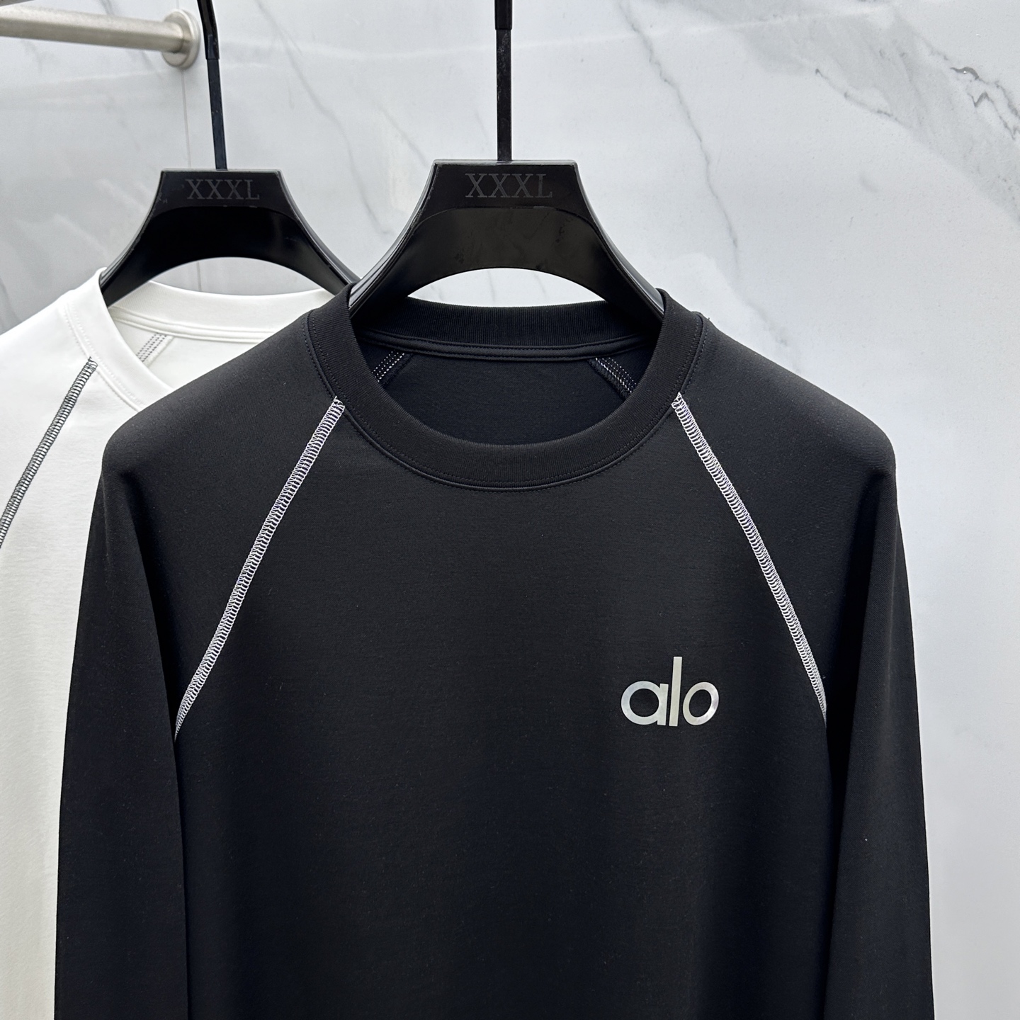  🆕alo  2025SS秋季新款棉质长袖 T 恤，以当季色调传递典雅韵味，成就日常搭配佳选。胸前log