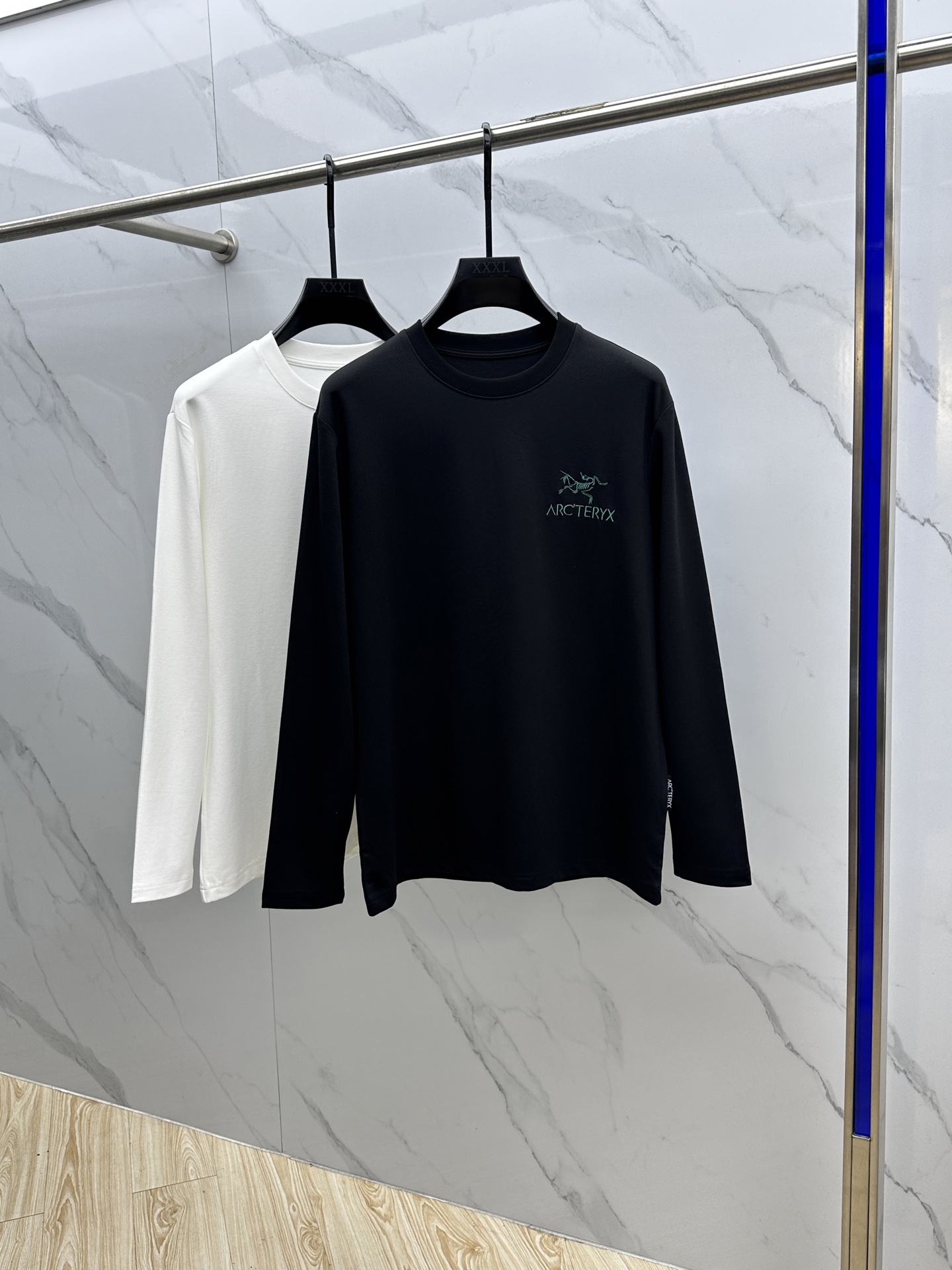 NO:563879,ARCTERYX Arc'teryx 2025SS new autumn cotton long-sleeved T-shirt, which conveys elegant charm with seasonal tones, making it a good choice for daily matching. The logo embroidery on the chest implicitly marks the brand identity, and the letter three-dimensional embroidery technology is fine in workmanship, fashionable and elegant, and comfortable to the skin. It has three standards. xh Sizes M-3XL, arc'teryx, alexander wang19860909ARCTERYX始祖鸟 2025SS秋季新款棉质长袖 T 恤,以当季色调传递典雅韵味,成就日常搭配佳选.胸前logo刺绣标识含蓄标注品牌身份,字母立体刺绣工艺、做工精细、时尚大气、贴肤舒适,三标齐全xh 尺码M-3XL,arc'teryx,alexander wang,Men's clothing