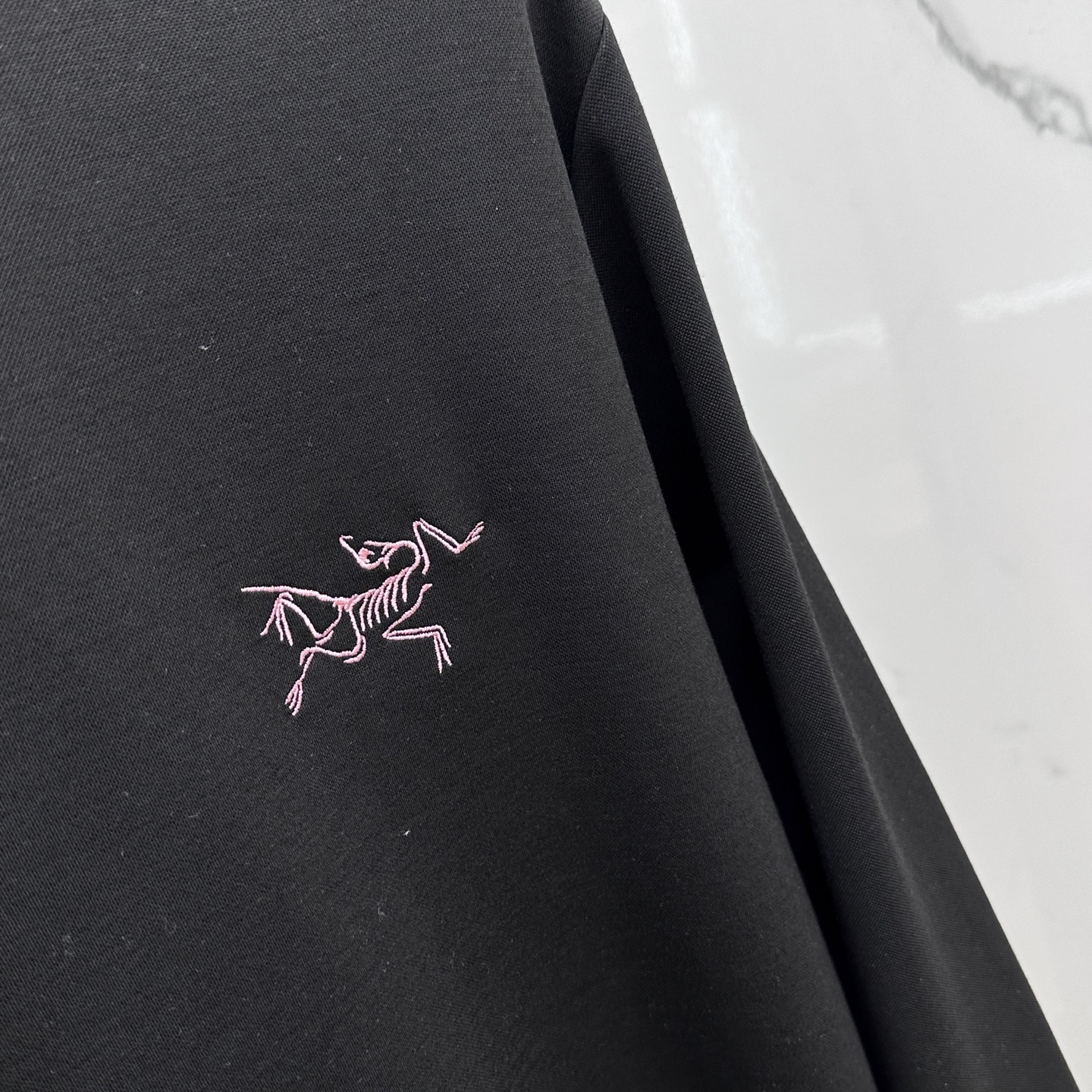  🆕ARCTERYX始祖鸟 2025SS秋季新款棉质长袖 T 恤，以当季色调传递典雅韵味，成就日常搭配佳