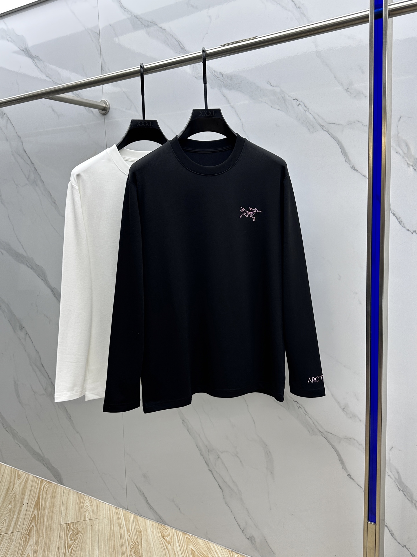 NO:563882,ARCTERYX Arc'teryx 2025SS new autumn cotton long-sleeved T-shirt, which conveys elegant charm with seasonal tones, making it a good choice for daily matching. The logo embroidery on the chest implicitly marks the brand identity, and the three-dimensional embroidery of letters on the cuffs is exquisite in workmanship, fashionable and elegant, and comfortable against the skin. It has three complete standards xh. Sizes M-3XL, arc'teryx, alexander wang19860909ARCTERYX始祖鸟 2025SS秋季新款棉质长袖 T 恤,以当季色调传递典雅韵味,成就日常搭配佳选.胸前logo刺绣标识含蓄标注品牌身份,袖口字母立体刺绣工艺、做工精细、时尚大气、贴肤舒适,三标齐全xh 尺码M-3XL,arc'teryx,alexander wang,Men's clothing