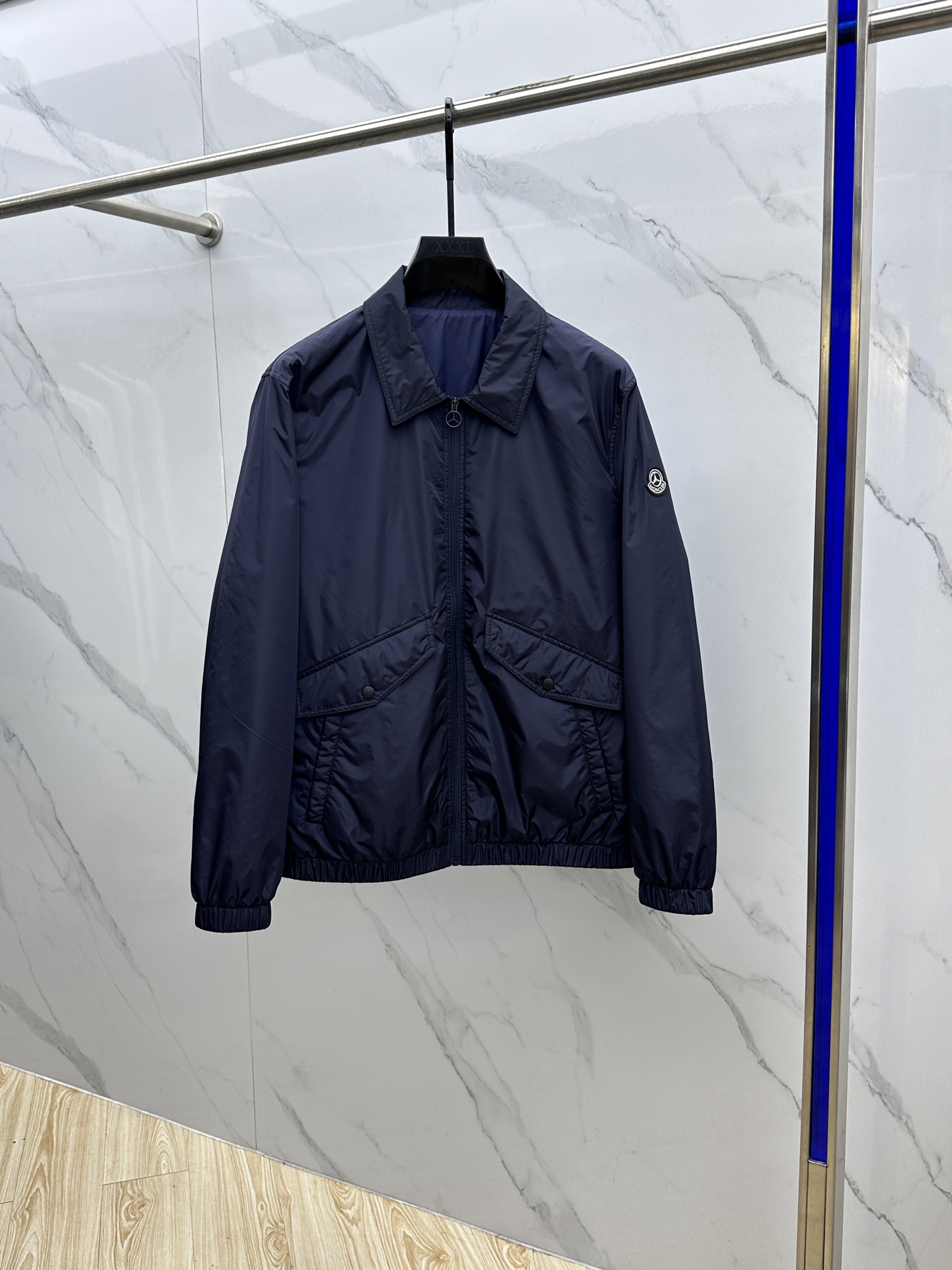 NO:550447,Moncle*Benz, 2025 early autumn men's high-end fashion outdoor jacket jacket, official display, Hong Kong foreign business channels, outdoor must-have items, exclusively for sale. On the basis of minimalism, it creates extraordinary creativity, and uses clever design techniques to innovate elsewhere. The front design is broken and contradictory cloth, forming a strong hedge, with unique design effect, simple and atmospheric, demonstrating the brand's identity and status. The sleeves are equipped with the brand's exclusive design, echoing the front chest print, which is both sporty and fashionable!  It has a distinct recognition, showing the vitality of the city, and is highly shaped and practical!  The fabric is made of Japanese Toray company customized fabric (a first-line luxury clothing royal fabric manufacturer) with waterproof and windproof characteristics, both comfort and breathability, the upper body is light and burden-free, the hooded design has a strong sense of detail and quality. All auxiliary materials are supplied by customers and all auxiliary materials are engraved with a brand logo, which is very expensive, luxurious and high-end!  The details show the ingenious craftsmanship, the auxiliary materials are all supplied to customers, and the workmanship is extremely rigorous and sophisticated. The outline structure of the whole body continues the basic form of the M family, expressing the simple and atmospheric characteristics in place, with a full upper body shape, which can easily control various body shapes, and the outfit meets the needs of the transition season!  xh size 1.2.3.4.5,,jackets & coats,jackets & coats,hats,alexander wang19860909Moncle*Benz、2025早秋男士高端时装款户外夹克外套,官方主推展示,香港洋行渠道,户外必选单品,独家出售. 在极简的基础上洐生出非凡的创意,用巧妙的设计手法进行别处一格的创新,前幅设计破缝拼接撞色布,形成强烈的对冲,设觉效果别具一格,简单大气,彰显品牌身份地位. 袖子搭载品牌专属章仔设计,与前胸印花形成呼应,即运动又时尚！辨识度鲜明,尽显都市活力色彩,且塑造性和实穿性极高！ 面料选用日本东丽公司订制面料（一线奢侈品成衣御用面料商）具备防水防风特性,舒适性与透气性兼备,上身轻便且无负担感,连帽的设计,整体细节品质感超强,辅料全系客供,全客供辅料,都刻有品牌LOGO, 非常贵奢高级！ 细节之处尽显匠心工艺,辅料皆为客供,做工极为严谨考究,通体的轮廓构造延续了M家族基础形态,将简约大气的特征表现到位,上身型款十足,轻松驾驭各种身型,穿搭符合过渡季的需求！xh尺码1.2.3.4.5,,jackets & coats,jackets & coats,hats,alexander wang,Men's clothing