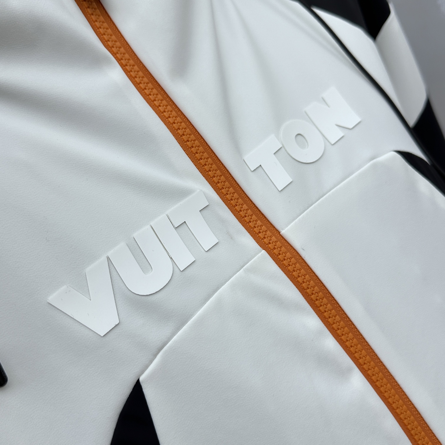 。 🆕1V*路易威登 2025ss早秋新款发布加棉连帽风衣外套， 秋季爆款外套，穿上就是舒适自在又显瘦的