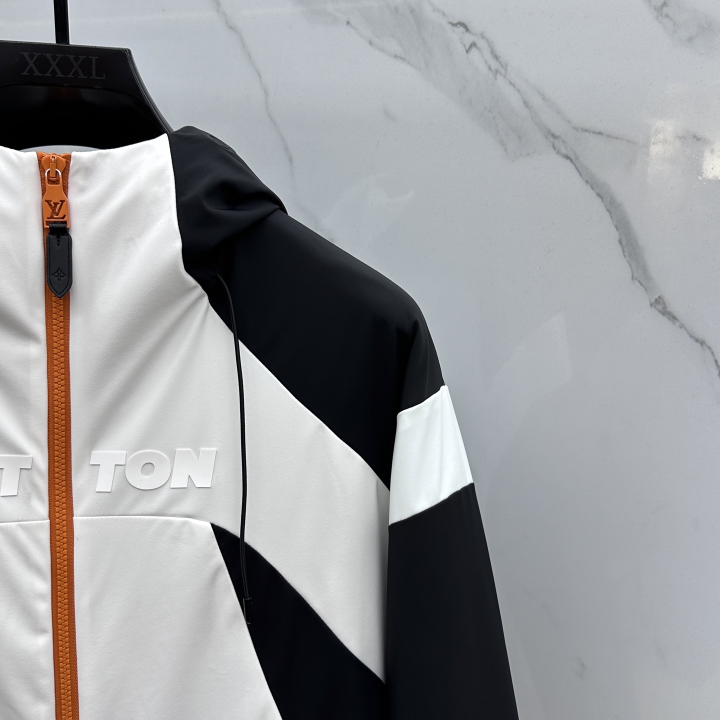 。 🆕1V*路易威登 2025ss早秋新款发布加棉连帽风衣外套， 秋季爆款外套，穿上就是舒适自在又显瘦的