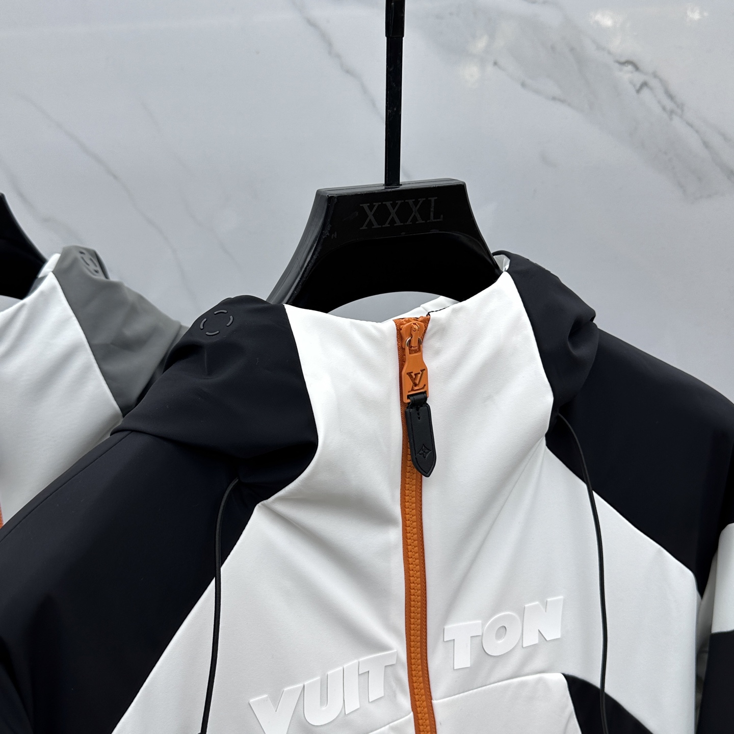 。 🆕1V*路易威登 2025ss早秋新款发布加棉连帽风衣外套， 秋季爆款外套，穿上就是舒适自在又显瘦的