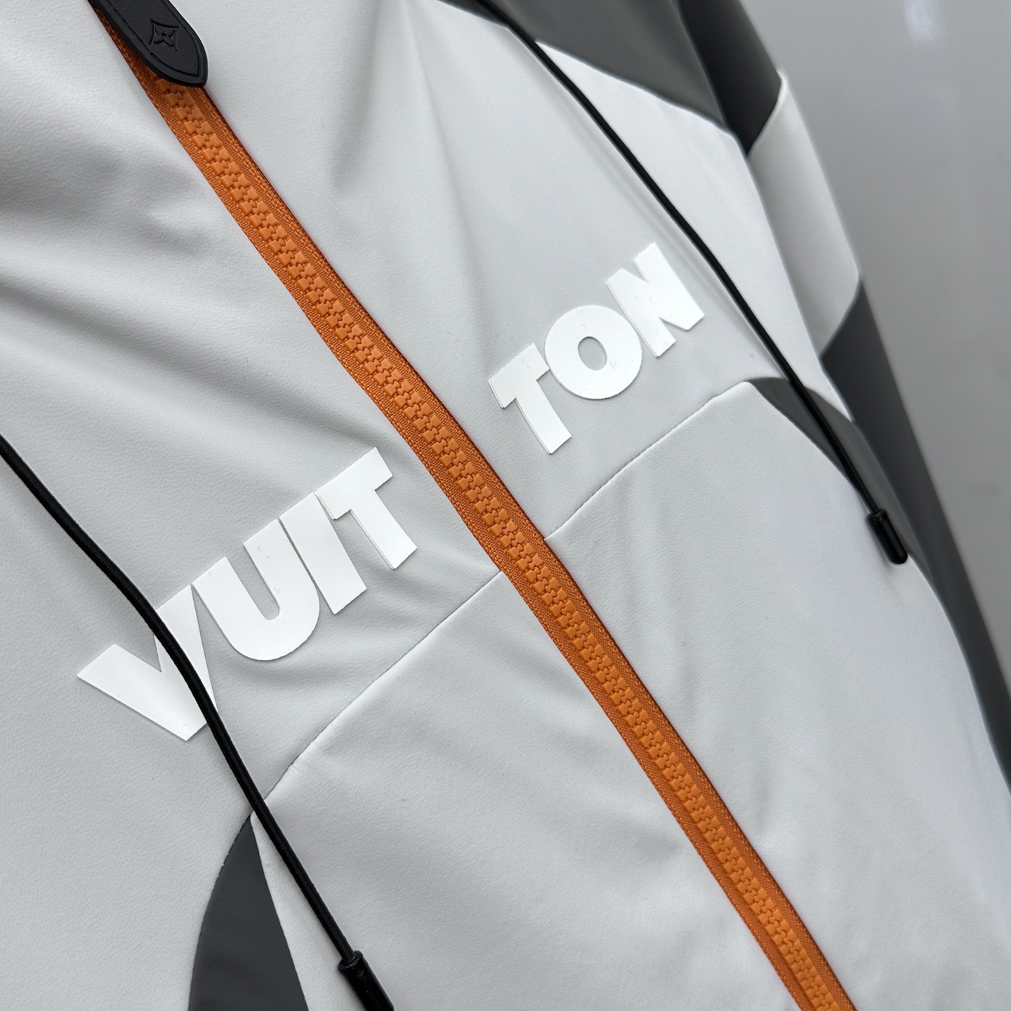 。 🆕1V*路易威登 2025ss早秋新款发布加棉连帽风衣外套， 秋季爆款外套，穿上就是舒适自在又显瘦的