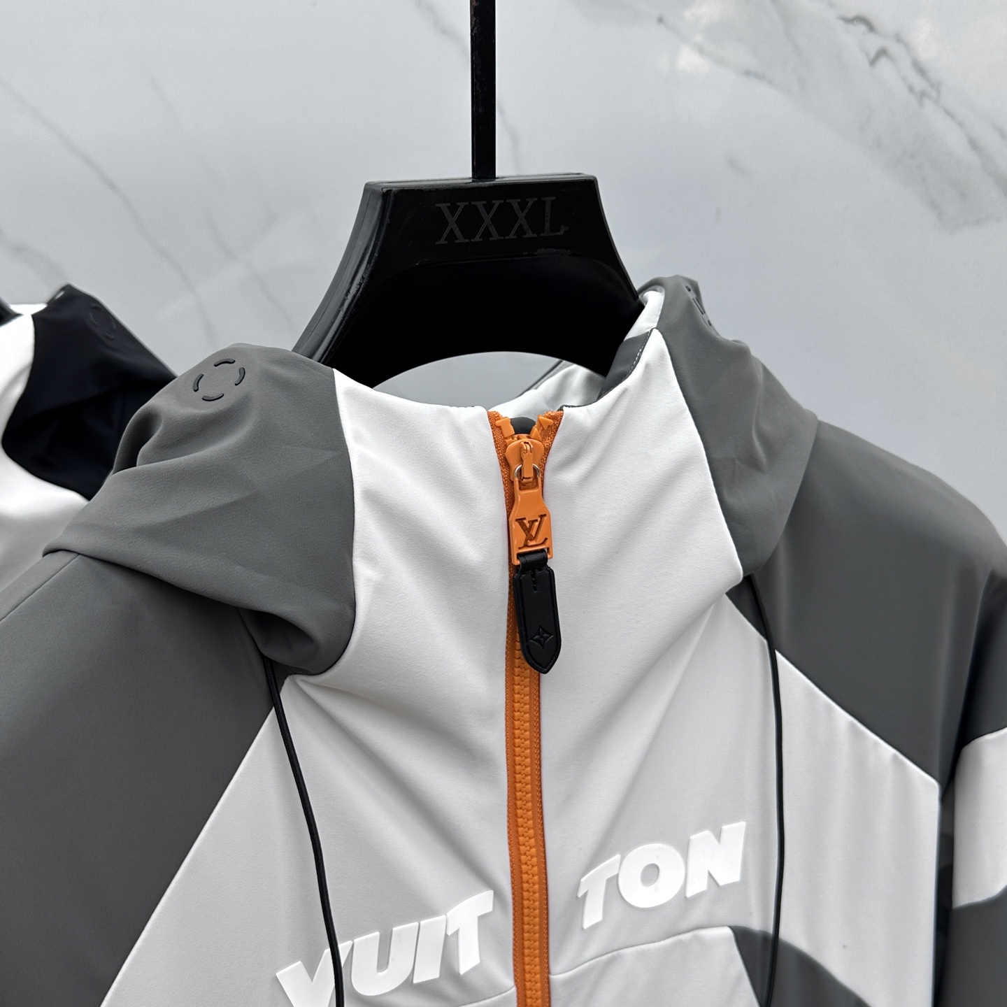 。 🆕1V*路易威登 2025ss早秋新款发布加棉连帽风衣外套， 秋季爆款外套，穿上就是舒适自在又显瘦的