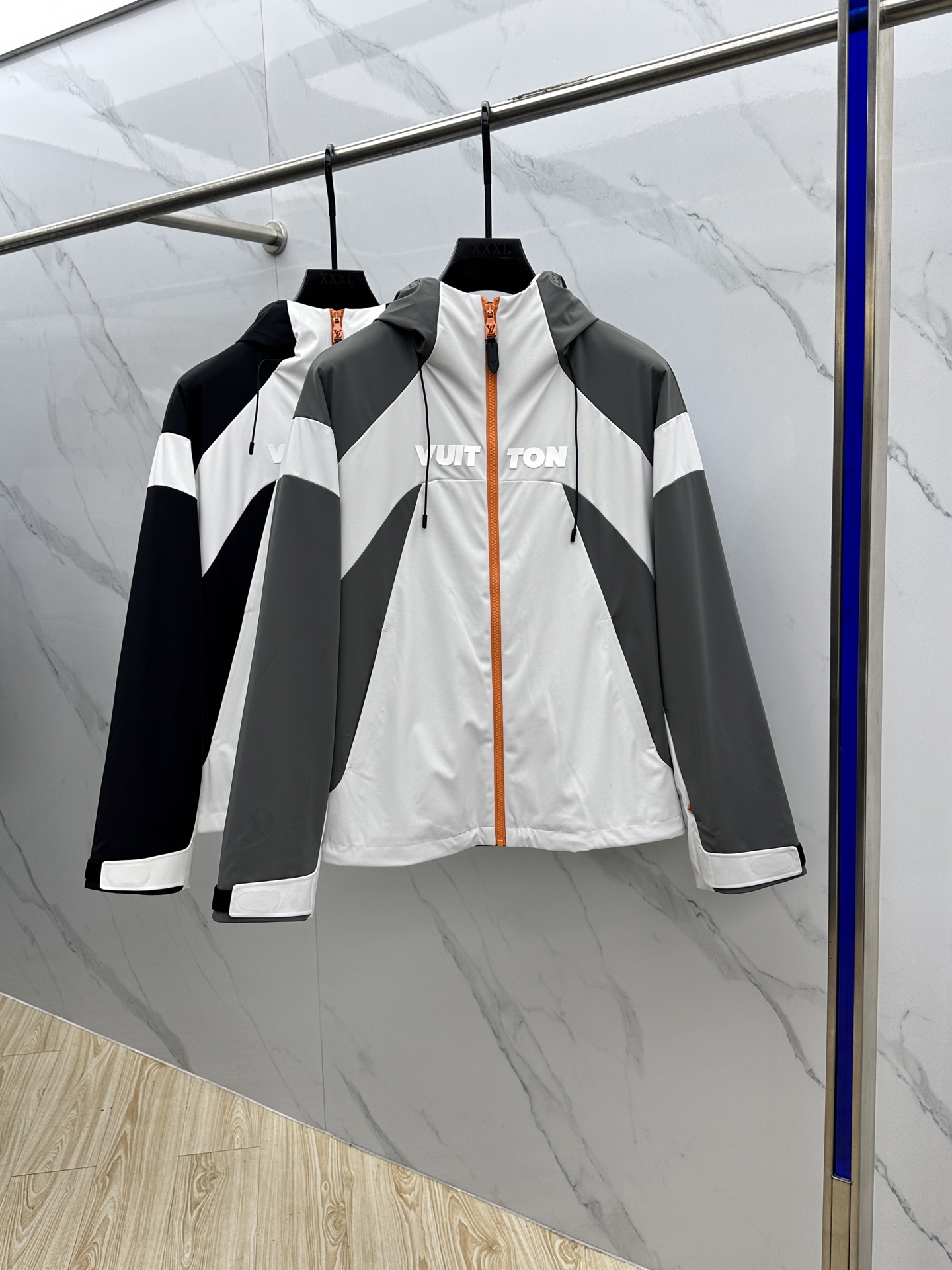 NO:514293,1V* Louis Vuitton 2025ss early autumn new style is released with a cotton hooded windbreaker jacket. It is a hot autumn jacket. It is comfortable and comfortable to wear. It is lazy and casual. It is particularly pleasing to look at with clean and simple colors. It is suitable for daily wear. It is full of sports items embellished with vitality prints!  hs size M-3XL complete three standards, louis vuitton,jackets & coats,hats,alexander wang198609091V*路易威登 2025ss早秋新款发布加棉连帽风衣外套, 秋季爆款外套,穿上就是舒适自在又显瘦的存在,慵懒而随性,结合干净简单的色系就特别耐看,适合日常穿着~倾情推出缀饰活力印花的运动单品！hs 尺码M-3XL 三标齐全,,louis vuitton,jackets & coats,hats,alexander wang,Men's clothing