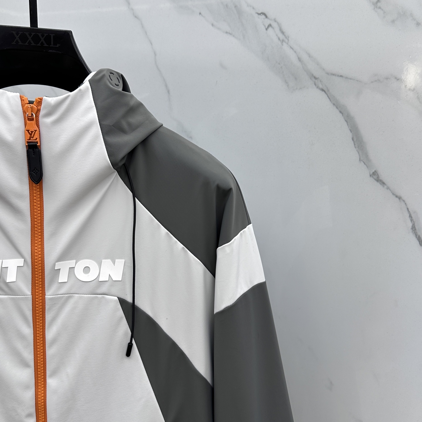 。 🆕1V*路易威登 2025ss早秋新款发布加棉连帽风衣外套， 秋季爆款外套，穿上就是舒适自在又显瘦的