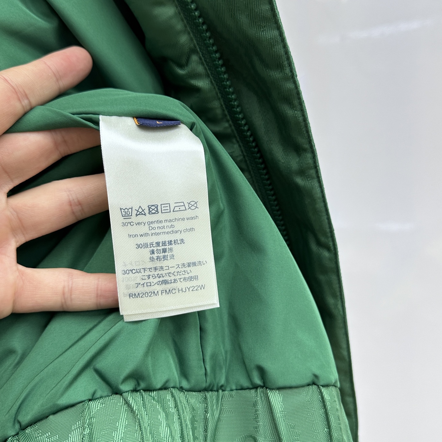 🆕1V*路易威登 25秋冬新款提花防风夹克，本款防风夹克以提花工艺凝聚当季LVMoiré图案，与Mono