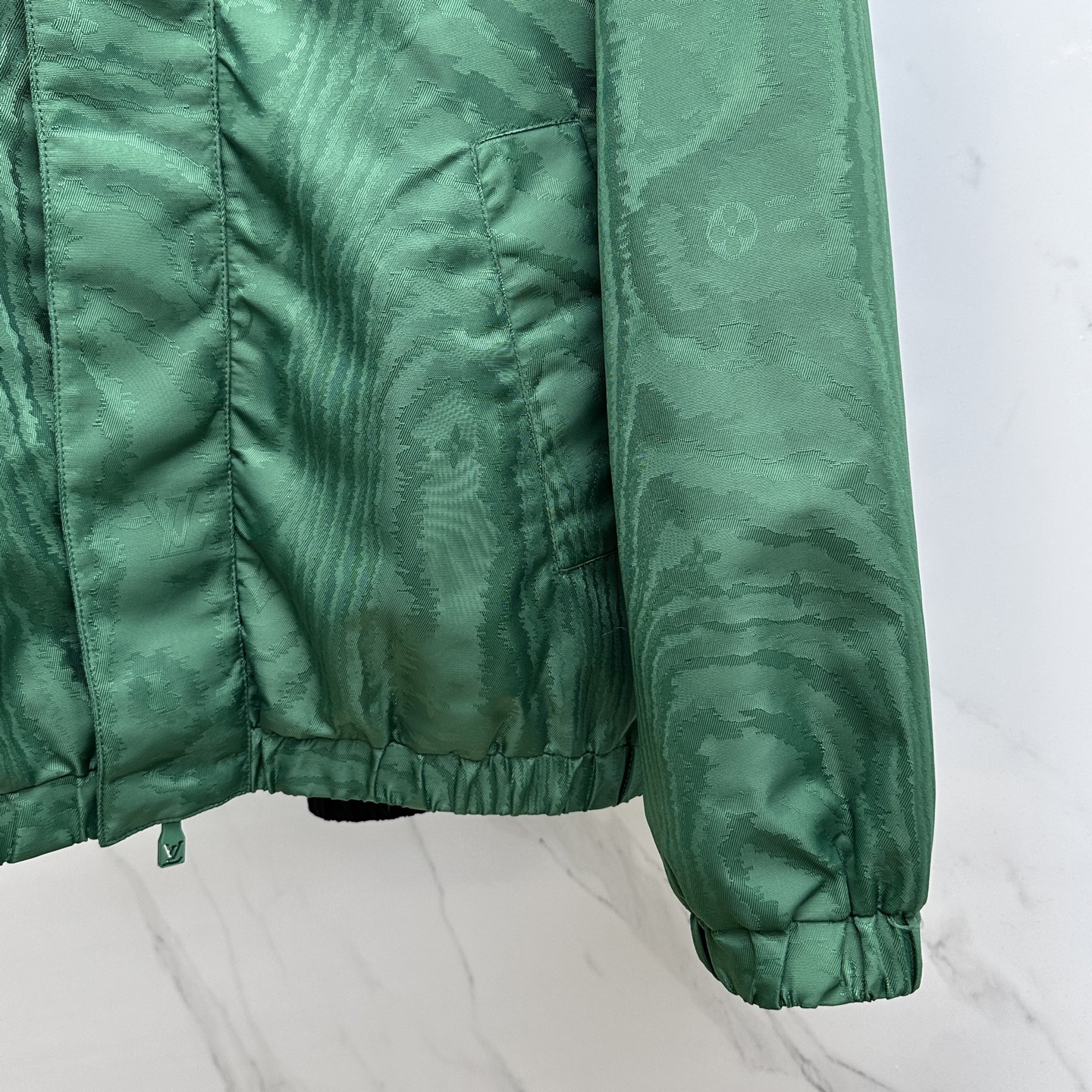 🆕1V*路易威登 25秋冬新款提花防风夹克，本款防风夹克以提花工艺凝聚当季LVMoiré图案，与Mono