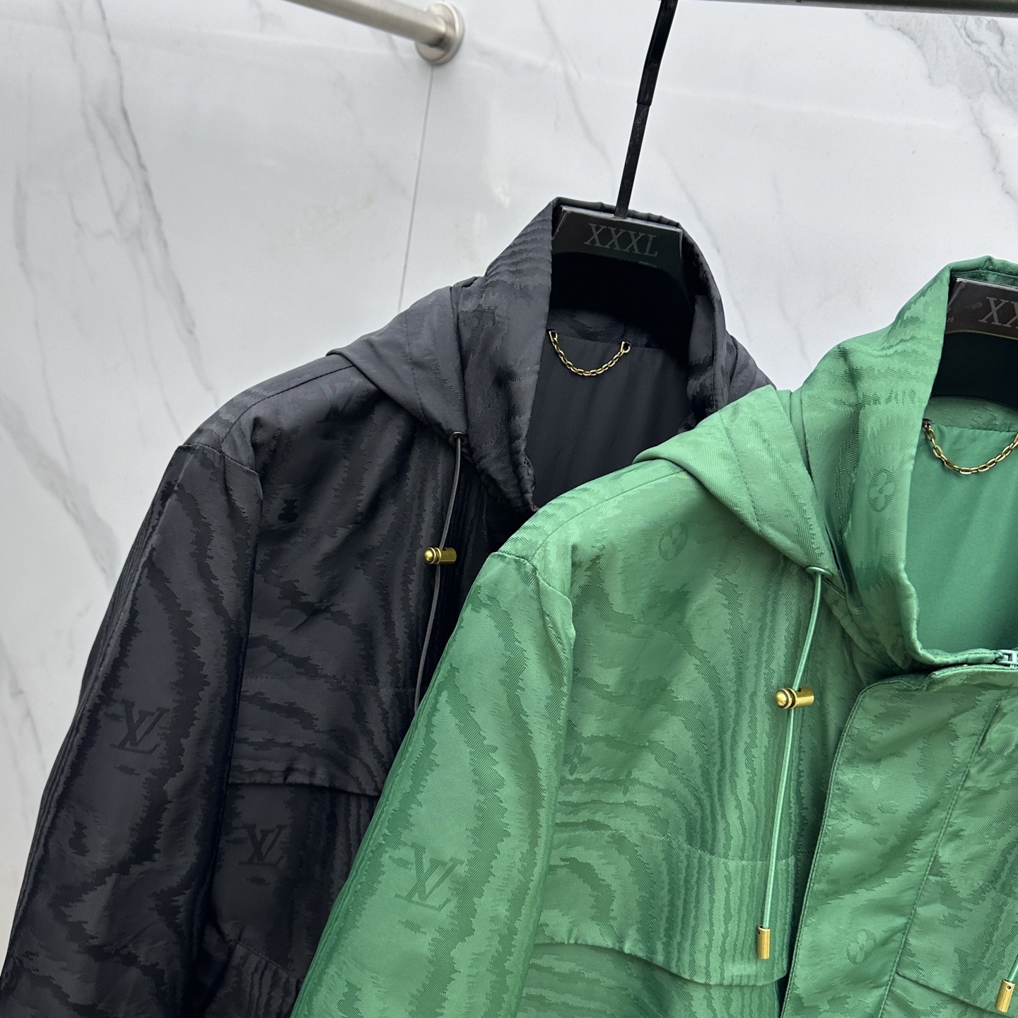 🆕1V*路易威登 25秋冬新款提花防风夹克，本款防风夹克以提花工艺凝聚当季LVMoiré图案，与Mono