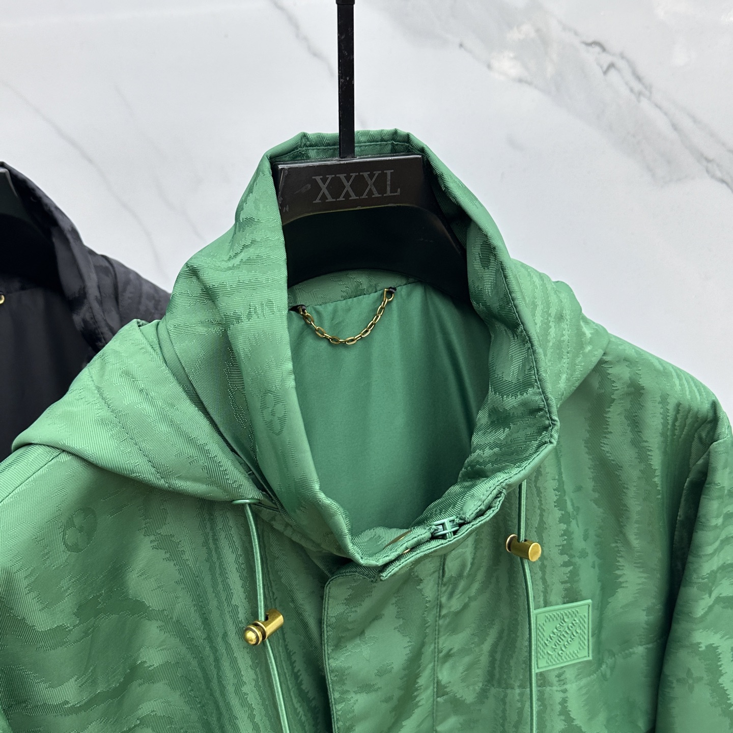 🆕1V*路易威登 25秋冬新款提花防风夹克，本款防风夹克以提花工艺凝聚当季LVMoiré图案，与Mono