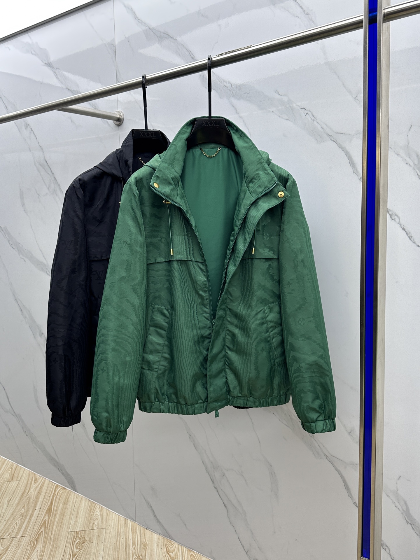 🆕1V*路易威登 25秋冬新款提花防风夹克，本款防风夹克以提花工艺凝聚当季LVMoiré图案，与Mono