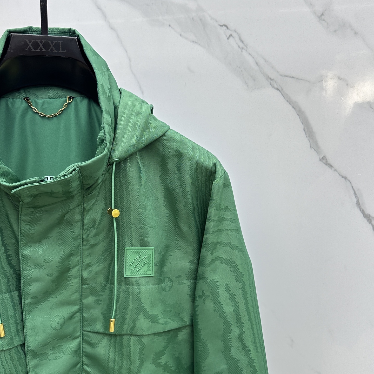 🆕1V*路易威登 25秋冬新款提花防风夹克，本款防风夹克以提花工艺凝聚当季LVMoiré图案，与Mono