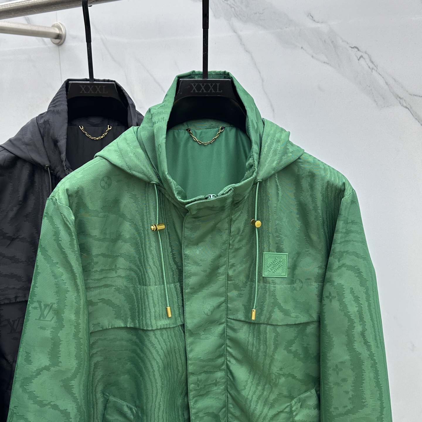 🆕1V*路易威登 25秋冬新款提花防风夹克，本款防风夹克以提花工艺凝聚当季LVMoiré图案，与Mono