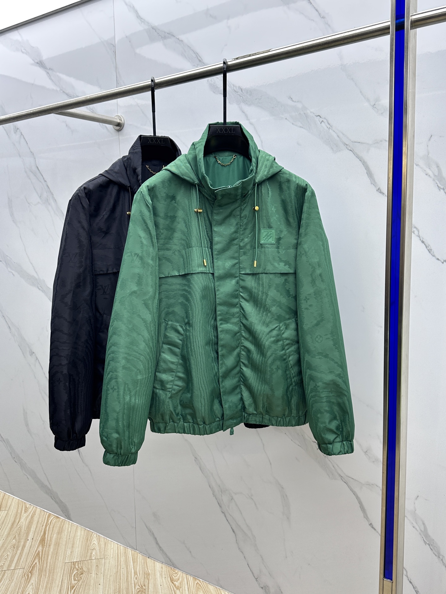 🆕1V*路易威登 25秋冬新款提花防风夹克，本款防风夹克以提花工艺凝聚当季LVMoiré图案，与Mono