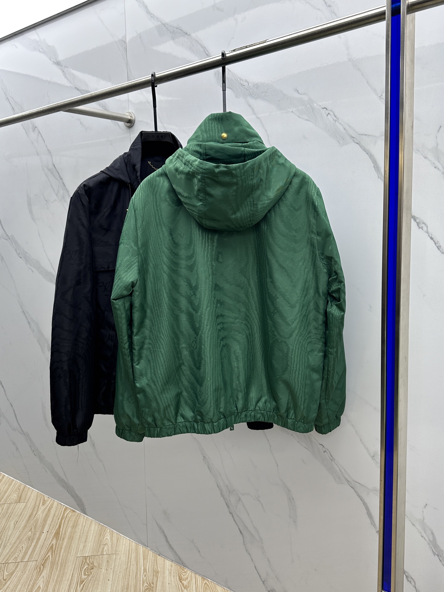 🆕1V*路易威登 25秋冬新款提花防风夹克，本款防风夹克以提花工艺凝聚当季LVMoiré图案，与Mono