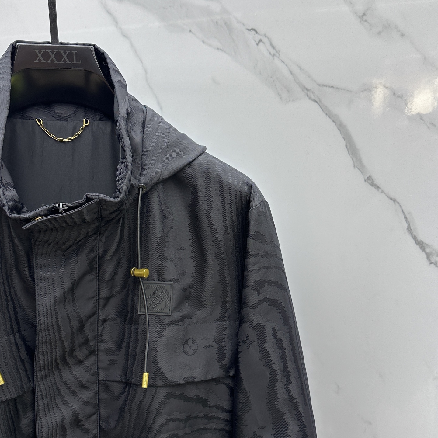 🆕1V*路易威登 25秋冬新款提花防风夹克，本款防风夹克以提花工艺凝聚当季LVMoiré图案，与Mono