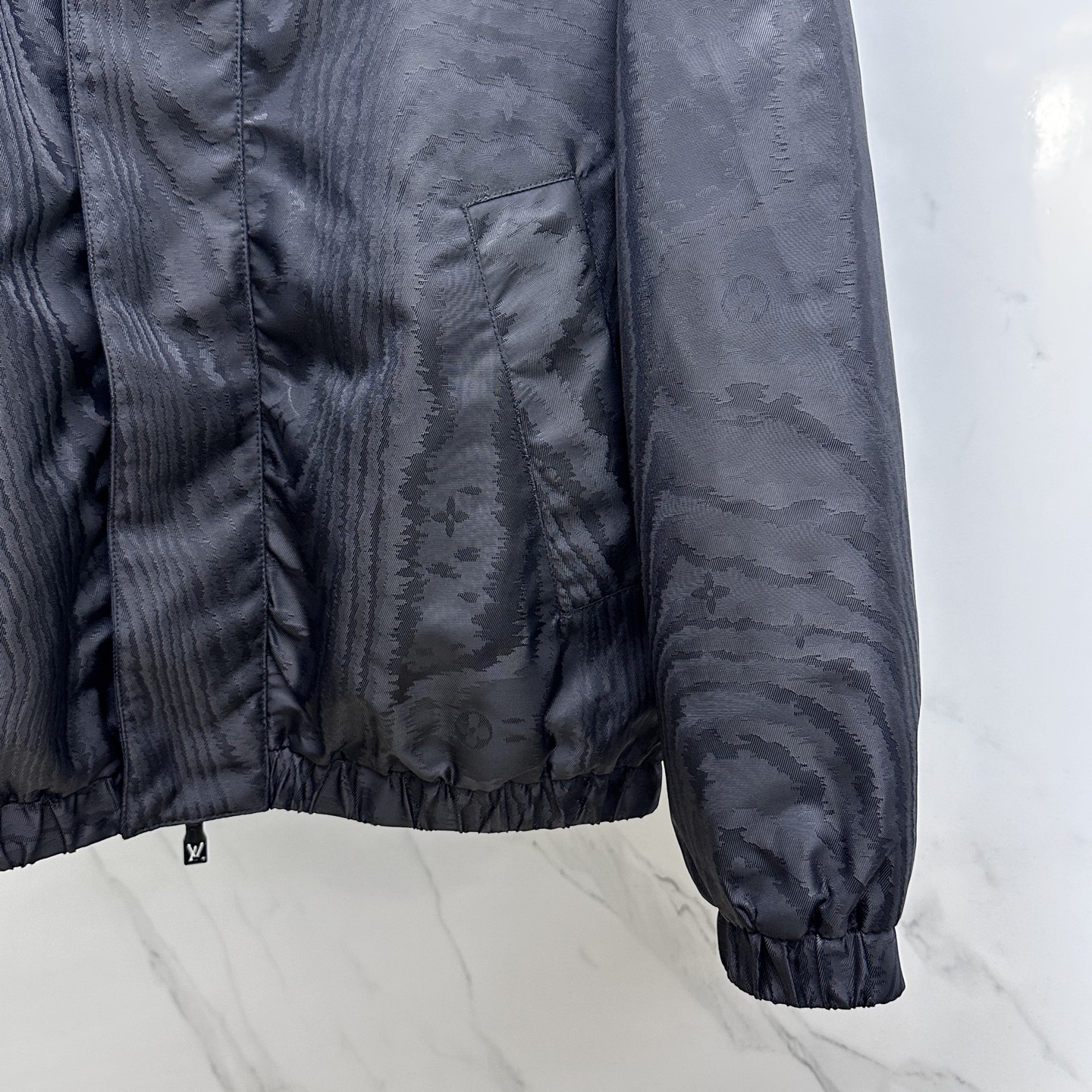 🆕1V*路易威登 25秋冬新款提花防风夹克，本款防风夹克以提花工艺凝聚当季LVMoiré图案，与Mono