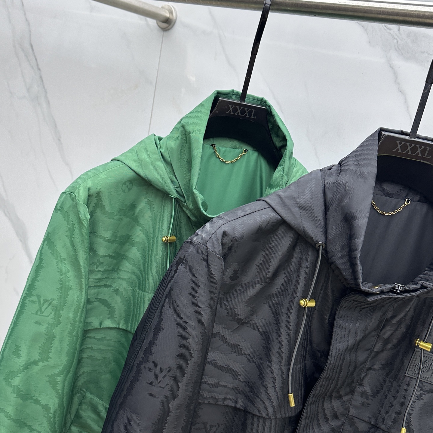 🆕1V*路易威登 25秋冬新款提花防风夹克，本款防风夹克以提花工艺凝聚当季LVMoiré图案，与Mono