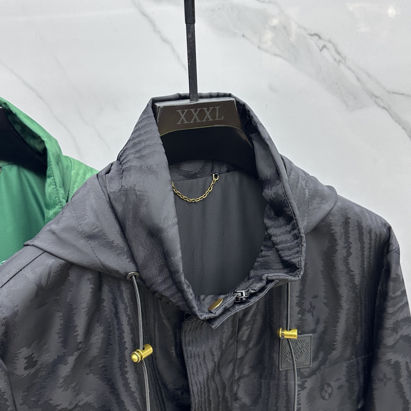 🆕1V*路易威登 25秋冬新款提花防风夹克，本款防风夹克以提花工艺凝聚当季LVMoiré图案，与Mono