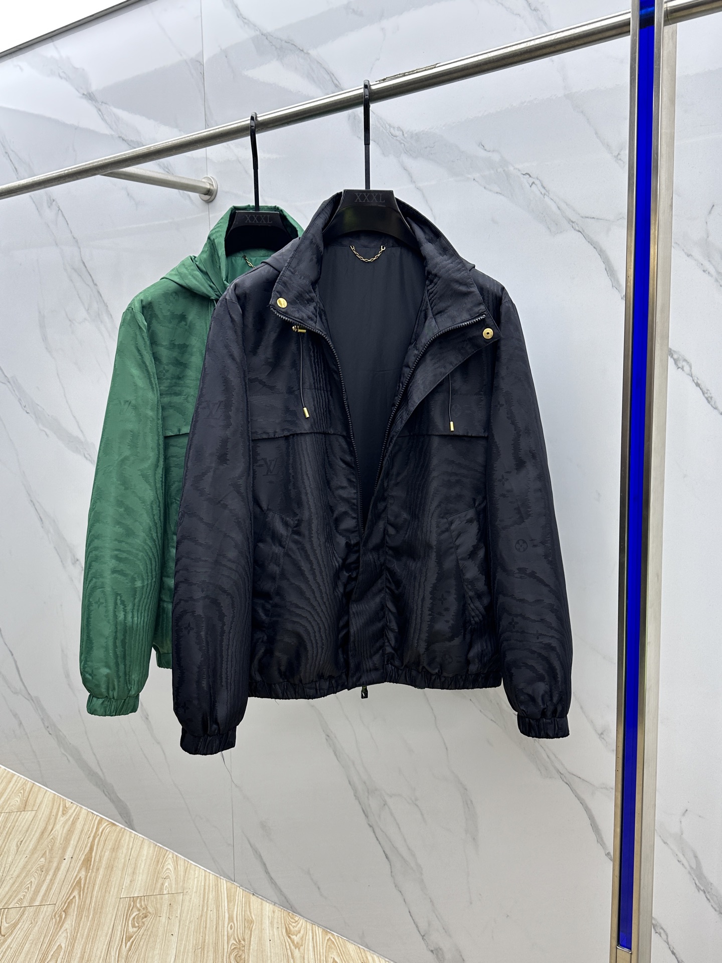 🆕1V*路易威登 25秋冬新款提花防风夹克，本款防风夹克以提花工艺凝聚当季LVMoiré图案，与Mono