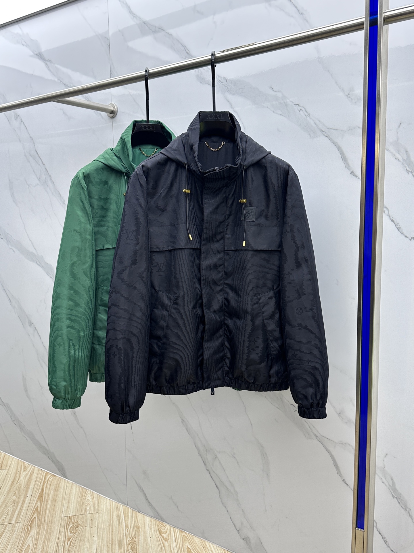 NO:514296,1V* Louis Vuitton 25 autumn and winter new jacquard windproof jacket, this windproof jacket uses jacquard technology to condense the seasonal LVMoiré pattern, and shines the brand edge with Monogram elements. The Marque L.Vuitton Déposée rubber patch on the chest and the adjustable hood that can be retracted to the collar adds sports elements. The elastic cuffs and hem, breathable holes under the arms, and hidden zipper front closure side pockets. The upper body of this jacket is super cool, the same style as men and women, highly recommended!  hs code number M-3XL, louis vuitton,louis vuitton,jackets & coats,hats,alexander wang198609091V*路易威登 25秋冬新款提花防风夹克,本款防风夹克以提花工艺凝聚当季LVMoiré图案,与Monogram元素共同闪烁品牌锋芒.胸前Marque L.Vuitton Déposée橡胶贴饰和可收入衣领的可调节风帽再添运动元素.弹力袖口和下摆,手臂下方配有透气孔眼,隐藏式拉链前襟侧袋,这款夹克上身效果超酷,男女同款,强烈推荐！hs 码数M-3XL,,louis vuitton,louis vuitton,jackets & coats,hats,alexander wang,Men's clothing