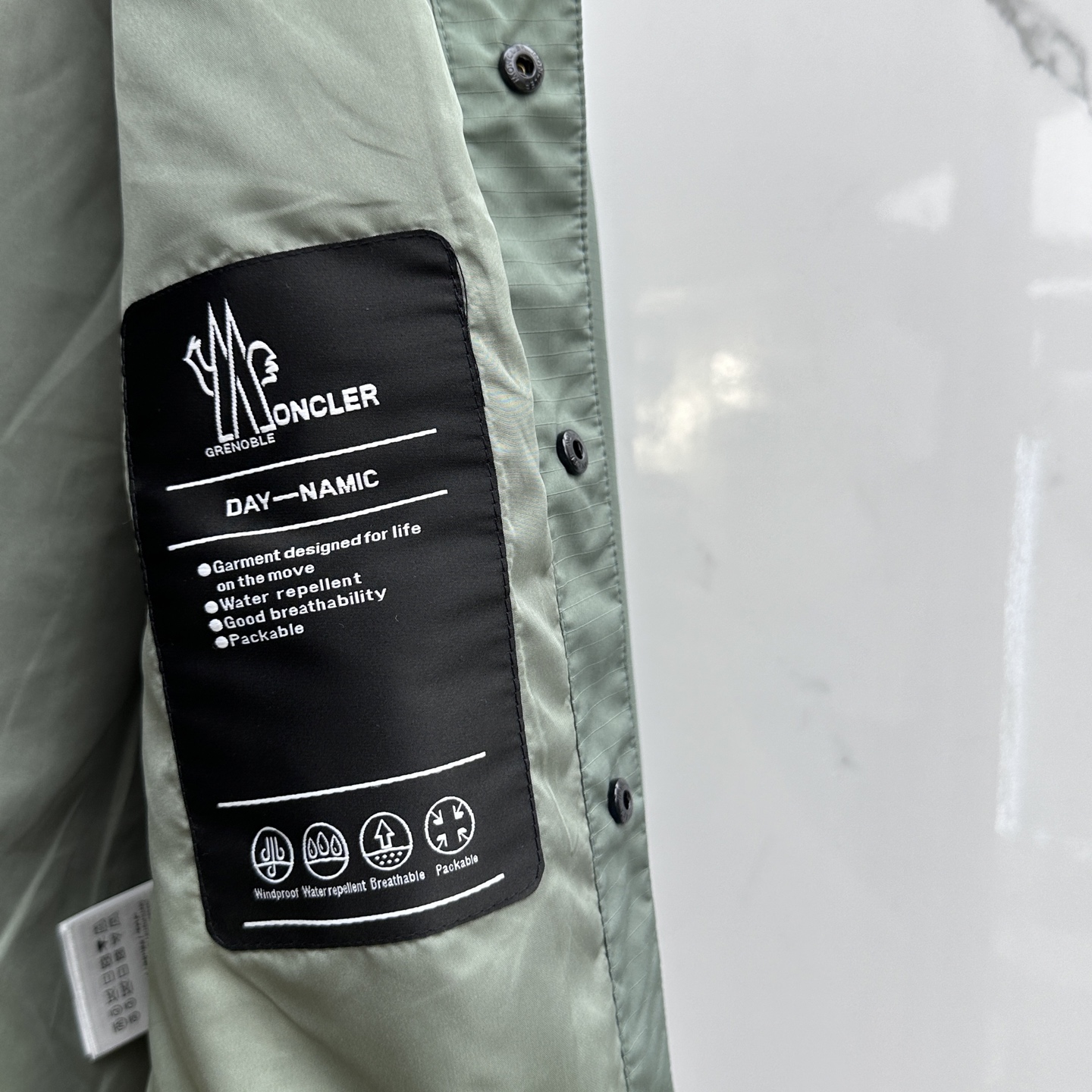 🆕Mon蒙口 25FW秋冬最新式可轻松应对都市和山区环境。采用结实面料制成，轻盈耐久，同时提供功能性保护