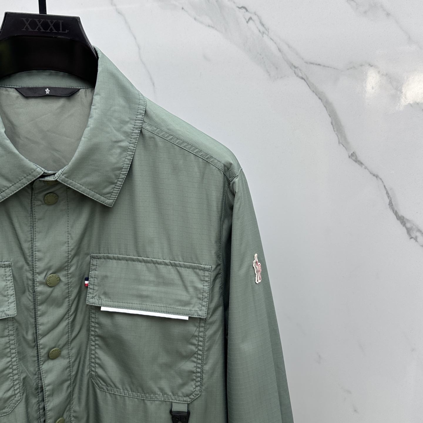 🆕Mon蒙口 25FW秋冬最新式可轻松应对都市和山区环境。采用结实面料制成，轻盈耐久，同时提供功能性保护