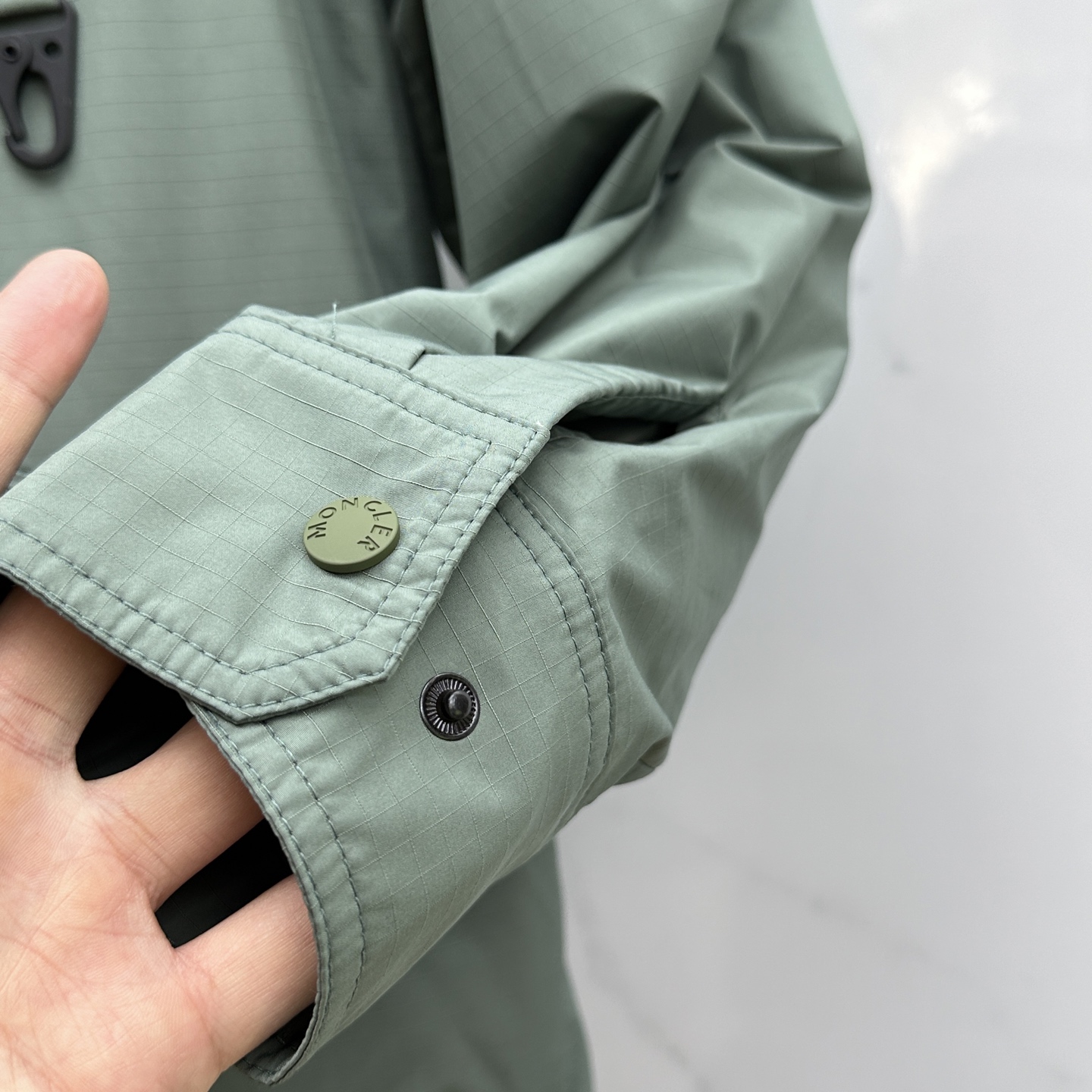 🆕Mon蒙口 25FW秋冬最新式可轻松应对都市和山区环境。采用结实面料制成，轻盈耐久，同时提供功能性保护