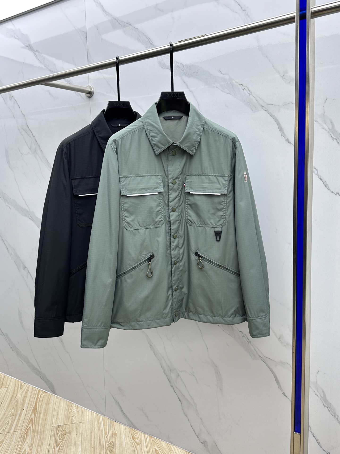 NO:550445,Mon 25FW autumn and winter latest style can easily cope with urban and mountain environments. Made of sturdy fabrics, light and durable, and provide functional protection. It is paired with a wide pocket and a carabiner to facilitate storage and access to personal items. It embellishes reflective details to help you keep it clearly visible in dim light. A perfect match for practicality and design aesthetics, the official website simultaneously released xh code number M-3XL, Moncler, alexander wang19860909Mon蒙口 25FW秋冬最新式可轻松应对都市和山区环境.采用结实面料制成,轻盈耐久,同时提供功能性保护.搭配宽大口袋和一个登山扣,方便收纳取用随身用品.点缀反光细节,帮助您在昏暗光线下保持清晰可见.实用性和设计美学完美搭配的一款,官网同步发售xh 码数M-3XL,,Moncler,alexander wang,Men's clothing