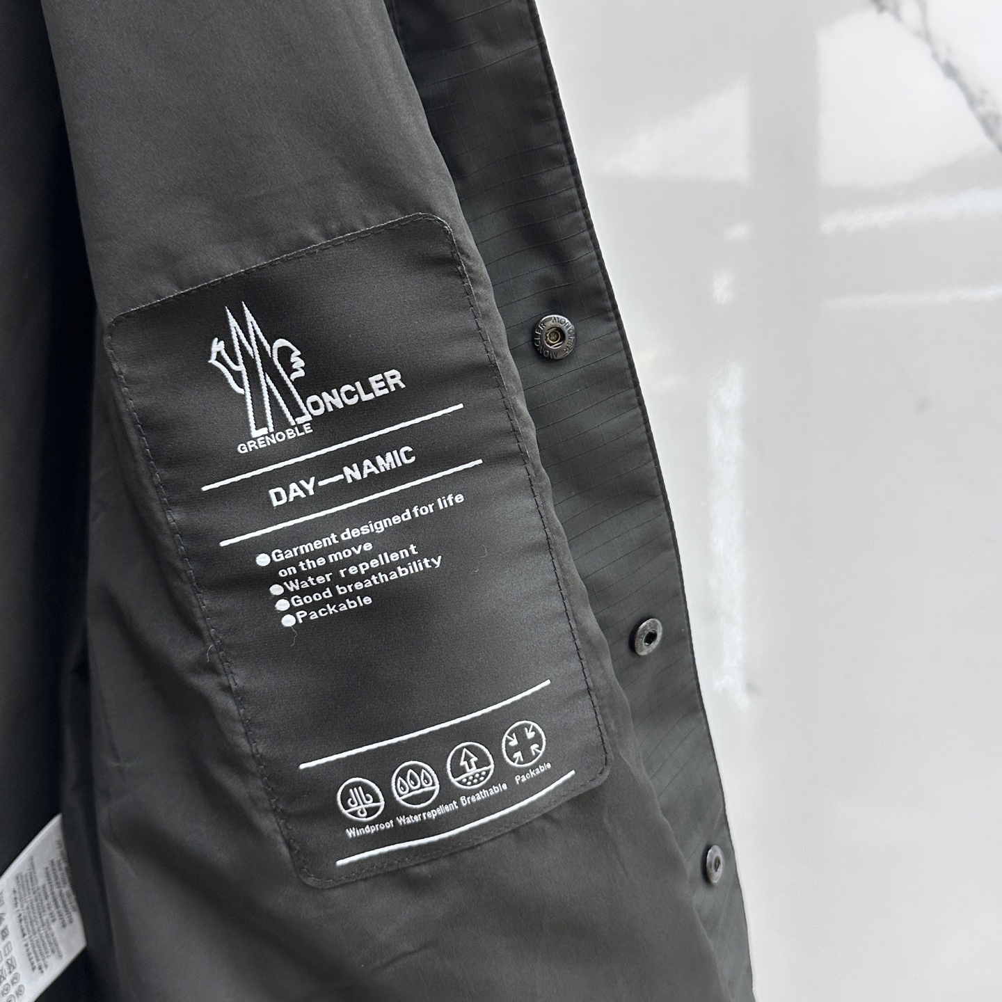 🆕Mon蒙口 25FW秋冬最新式可轻松应对都市和山区环境。采用结实面料制成，轻盈耐久，同时提供功能性保护