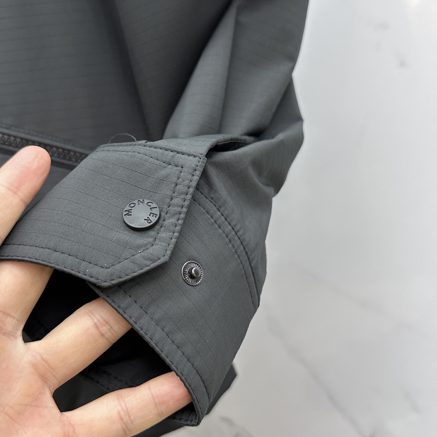 🆕Mon蒙口 25FW秋冬最新式可轻松应对都市和山区环境。采用结实面料制成，轻盈耐久，同时提供功能性保护