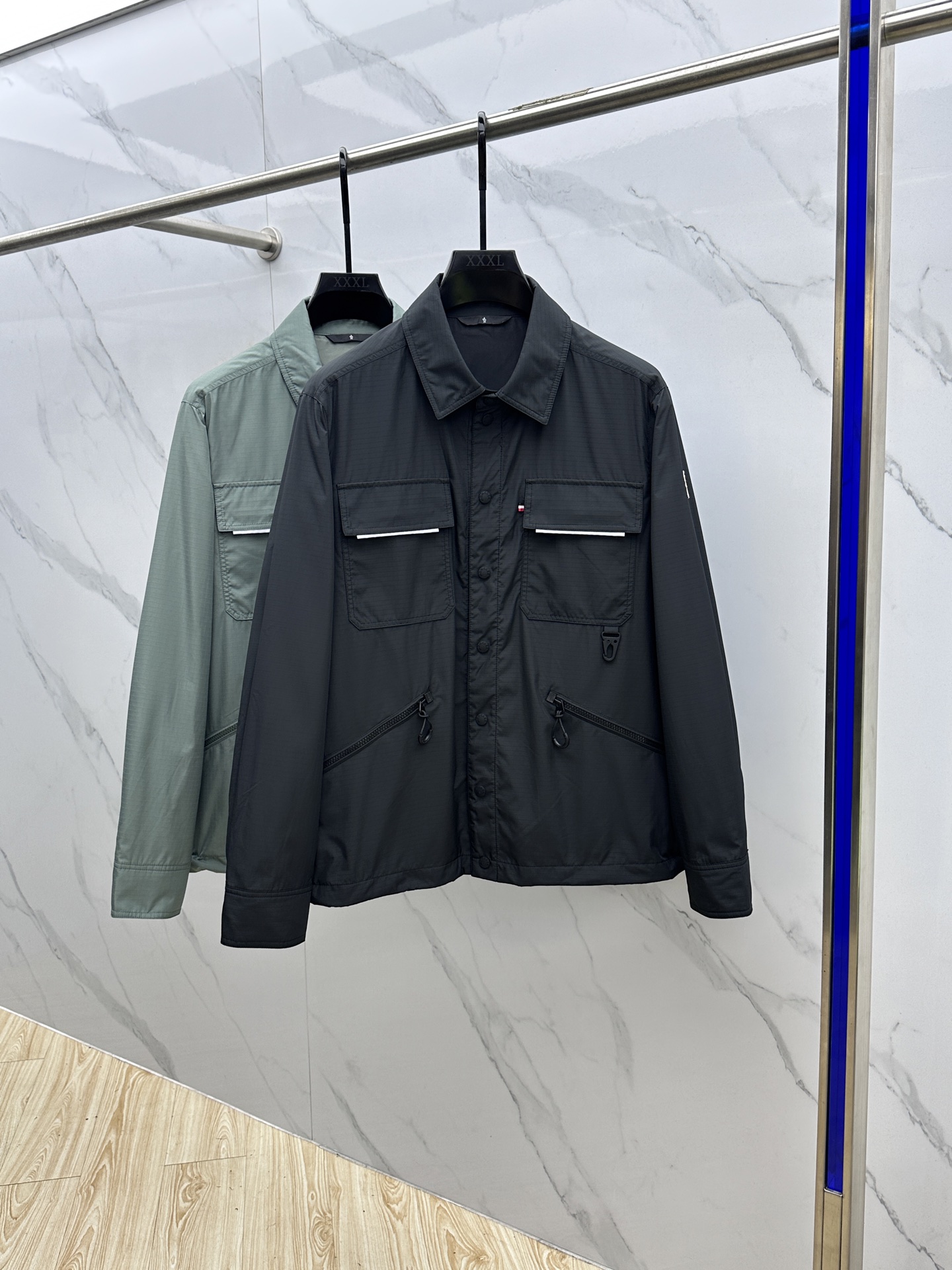 NO:514297,Mon 25FW autumn and winter latest style can easily cope with urban and mountain environments. Made of sturdy fabrics, light and durable, and provide functional protection. It is paired with a wide pocket and a carabiner to facilitate storage and access to personal items. It embellishes reflective details to help you keep it clearly visible in dim light. A perfect match for practicality and design aesthetics, the official website simultaneously released xh code number M-3XL, Moncler, alexander wang19860909Mon蒙口 25FW秋冬最新式可轻松应对都市和山区环境.采用结实面料制成,轻盈耐久,同时提供功能性保护.搭配宽大口袋和一个登山扣,方便收纳取用随身用品.点缀反光细节,帮助您在昏暗光线下保持清晰可见.实用性和设计美学完美搭配的一款,官网同步发售xh 码数M-3XL,,Moncler,alexander wang,Men's clothing