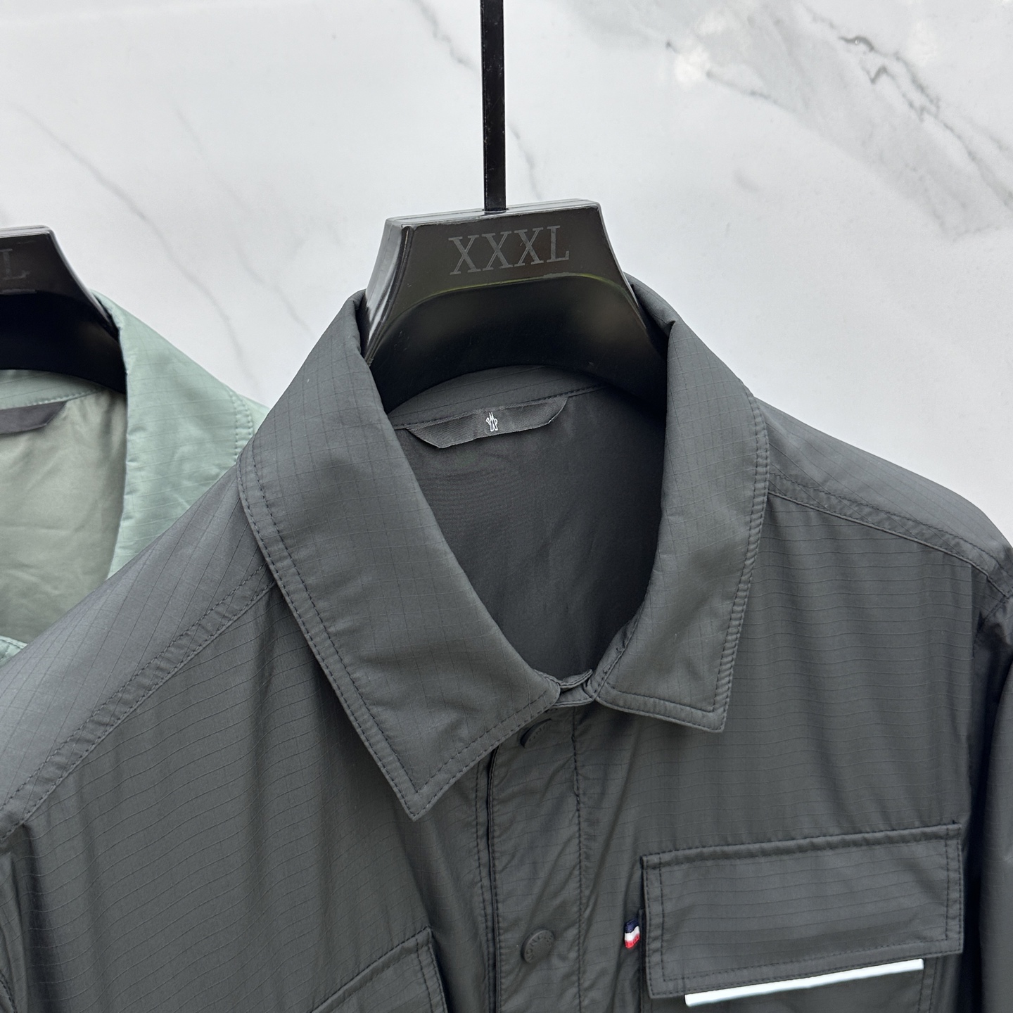 🆕Mon蒙口 25FW秋冬最新式可轻松应对都市和山区环境。采用结实面料制成，轻盈耐久，同时提供功能性保护